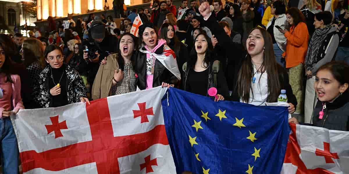 Manifestants devant le Parlement géorgien, à Tbilissi, le 18 mai 2024.
