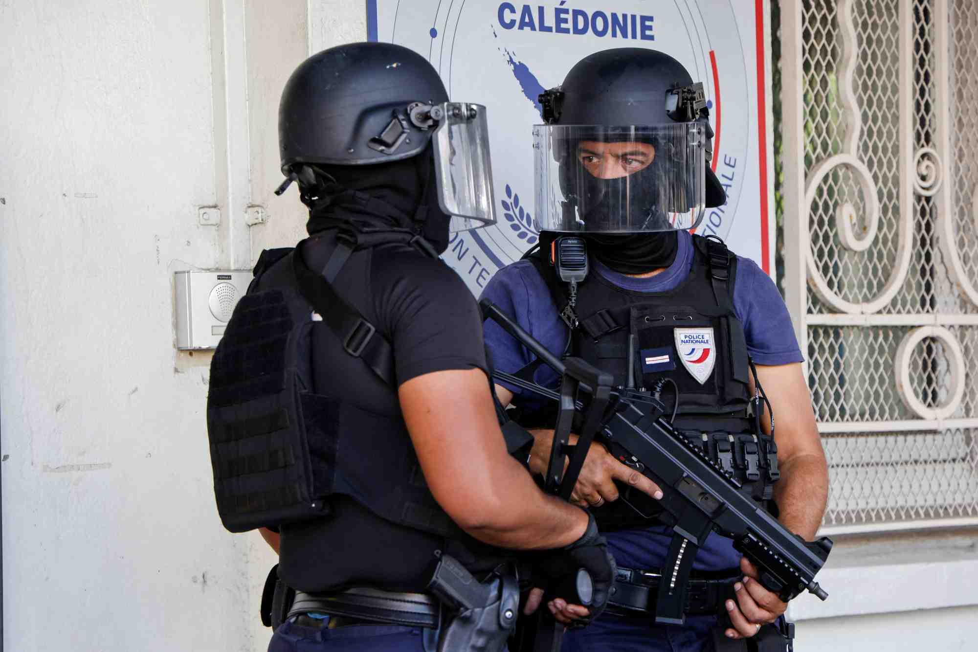 Des policiers francais lors de la visite d'emmanuel macron en nouvelle-caledonie