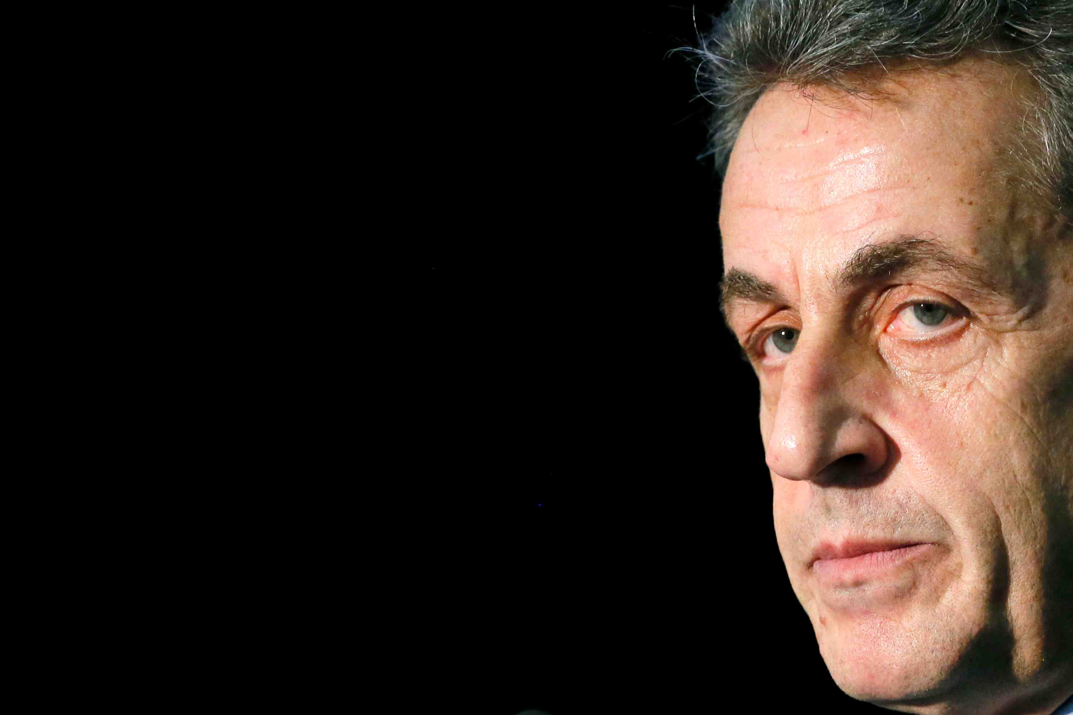 Nicolas sarkozy promet la guerre a marine le pen