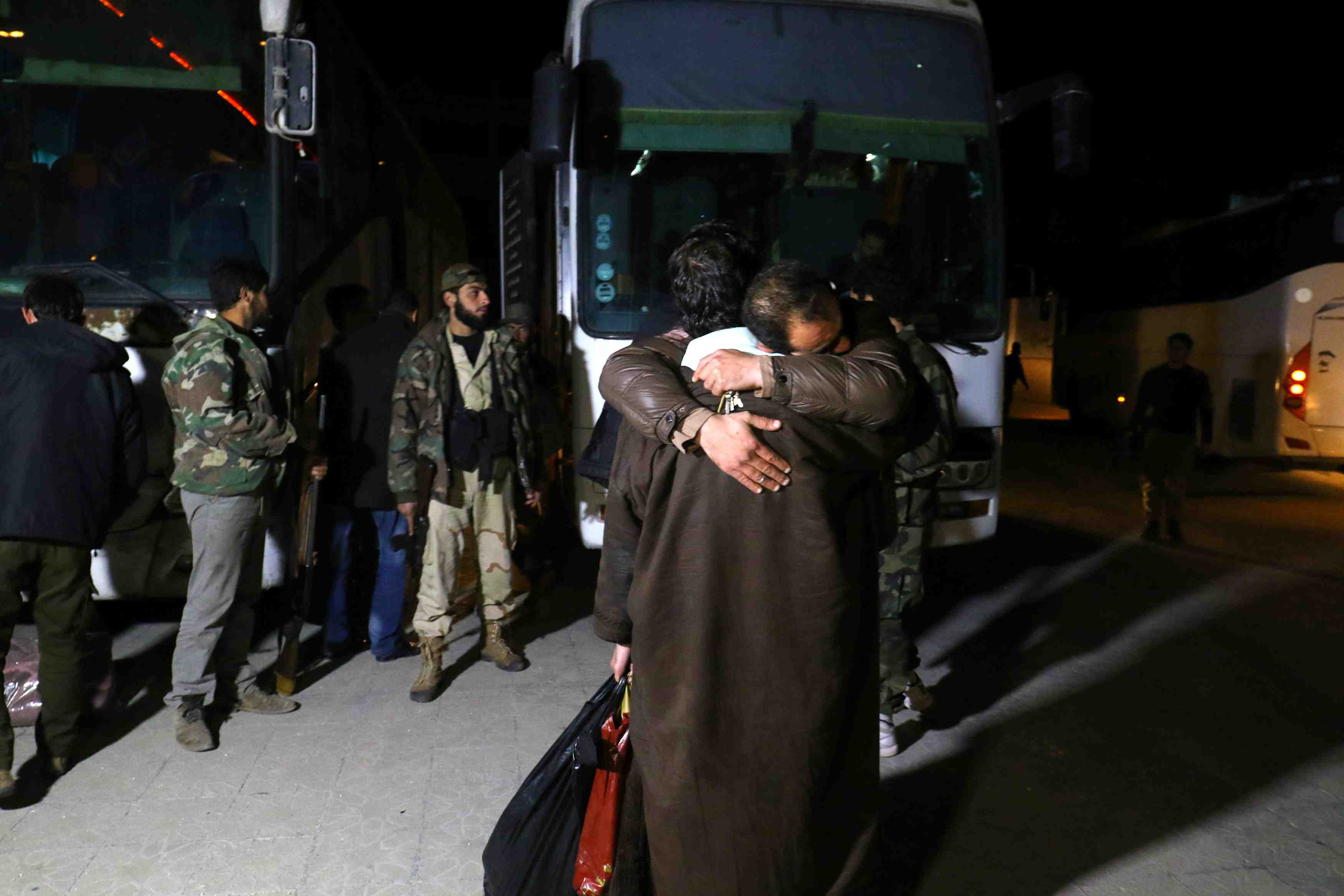 Syrie: explosion pres d'un convoi de cars, dizaines de victimes