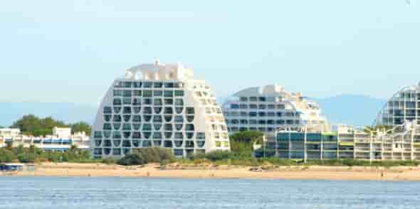 Pour des raisons de financement, La Grande Motte (Hérault), ville hautement touristique, doit revoir à la baisse son projet de réaménagement urbain.