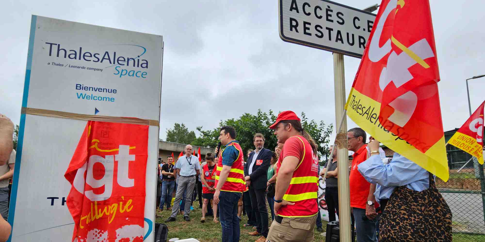 A l'appel de la CGT, une partie des salariés toulousains se sont rassemblés contre les suppressions de postes annoncées au sein de Thales Alenia Space.