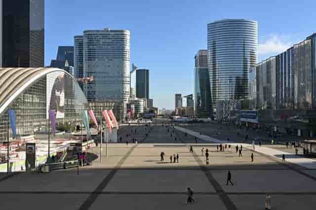 A gauche, le CNIT ; à droite, le centre commercial des Quatre temps, tous deux exploités par Unibail-Rodamco-Westfield à La Défense.