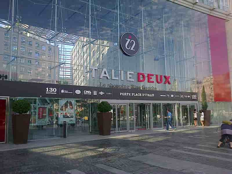 Des centaines de militants écologistes ont occupé 17 heures le centre commercial Italie 2, situé dans le sud-est de Paris, "symbole du capitalisme".
