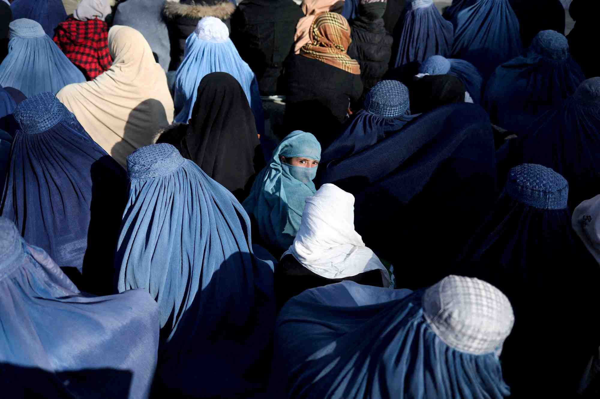 Afghanistan: les presentatrices de television devront couvrir leur visage, declare un responsable taliban