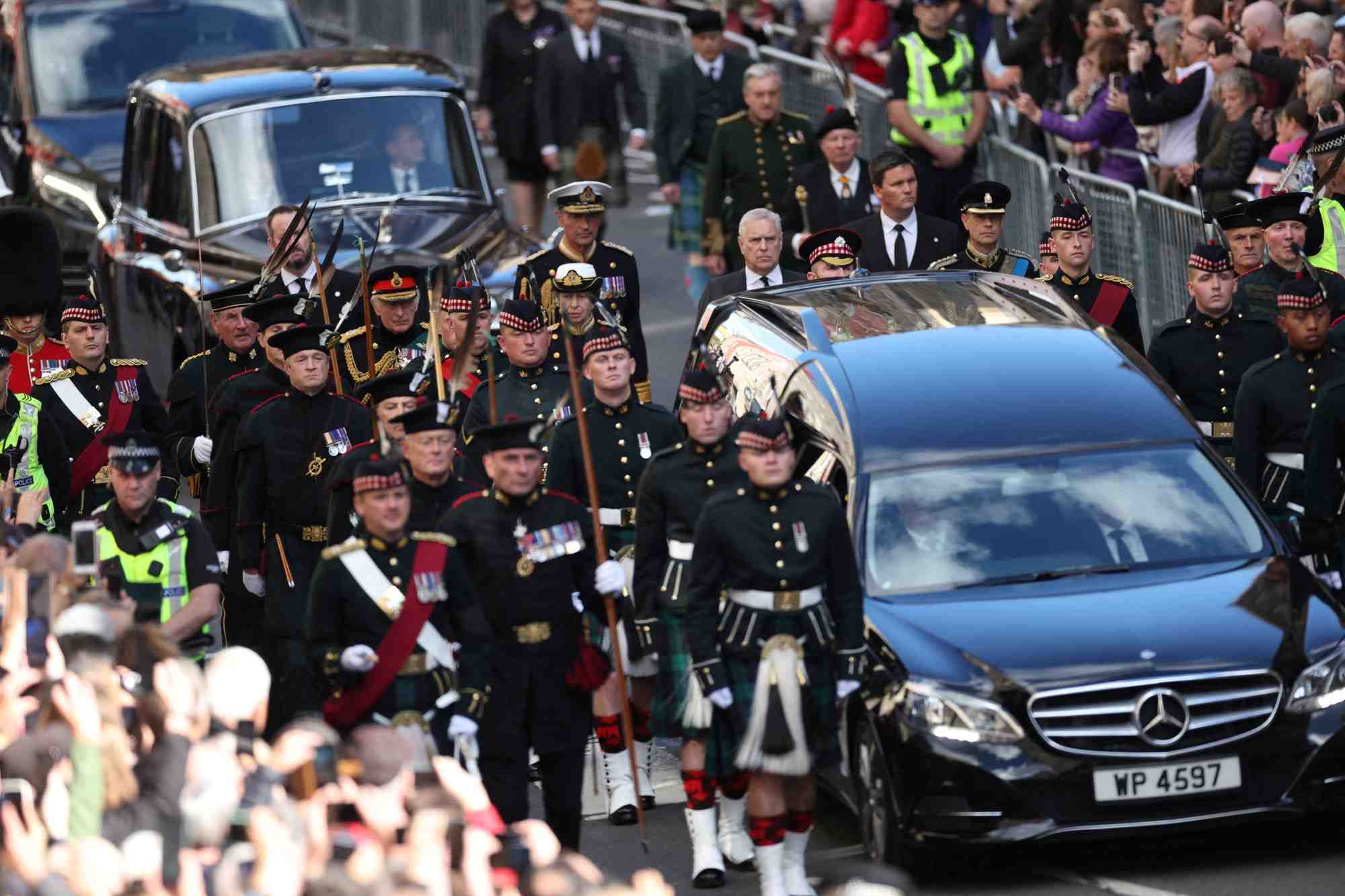 Le roi charles iii, la princesse anne, le prince andrew et le prince edward suivent le corbillard transportant le cercueil de la reine elizabeth ii