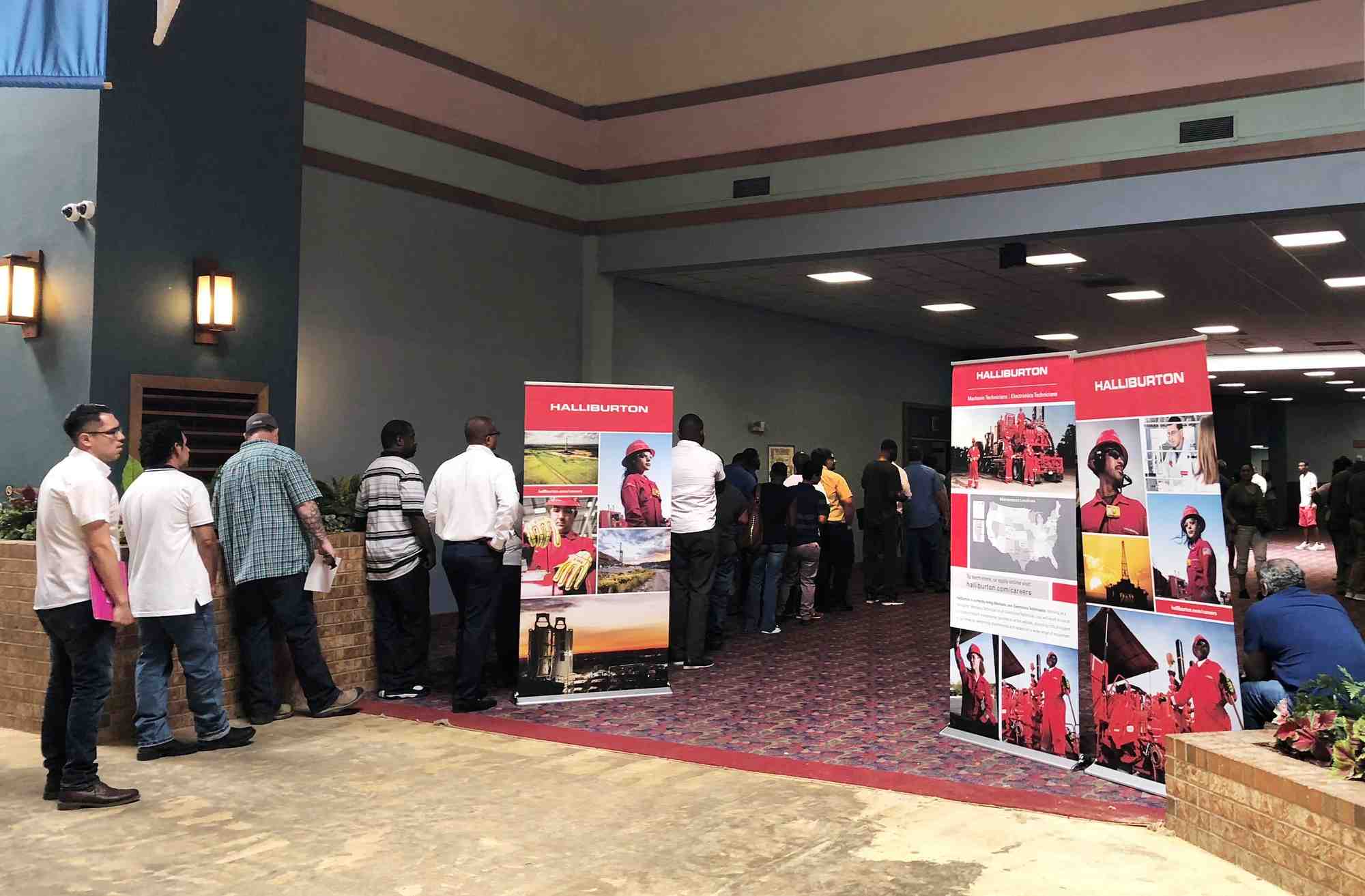 Des demandeurs d'emploi font la queue lors d'un salon de l'emploi de halliburton a l'hotel mcm grande fundome a odessa, au texas