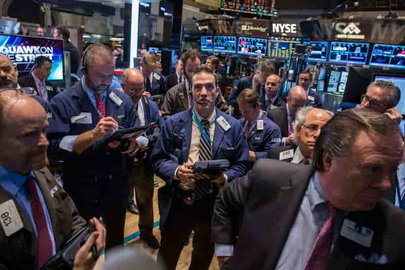 Wall Street ouvre étale après ses records de vendredi