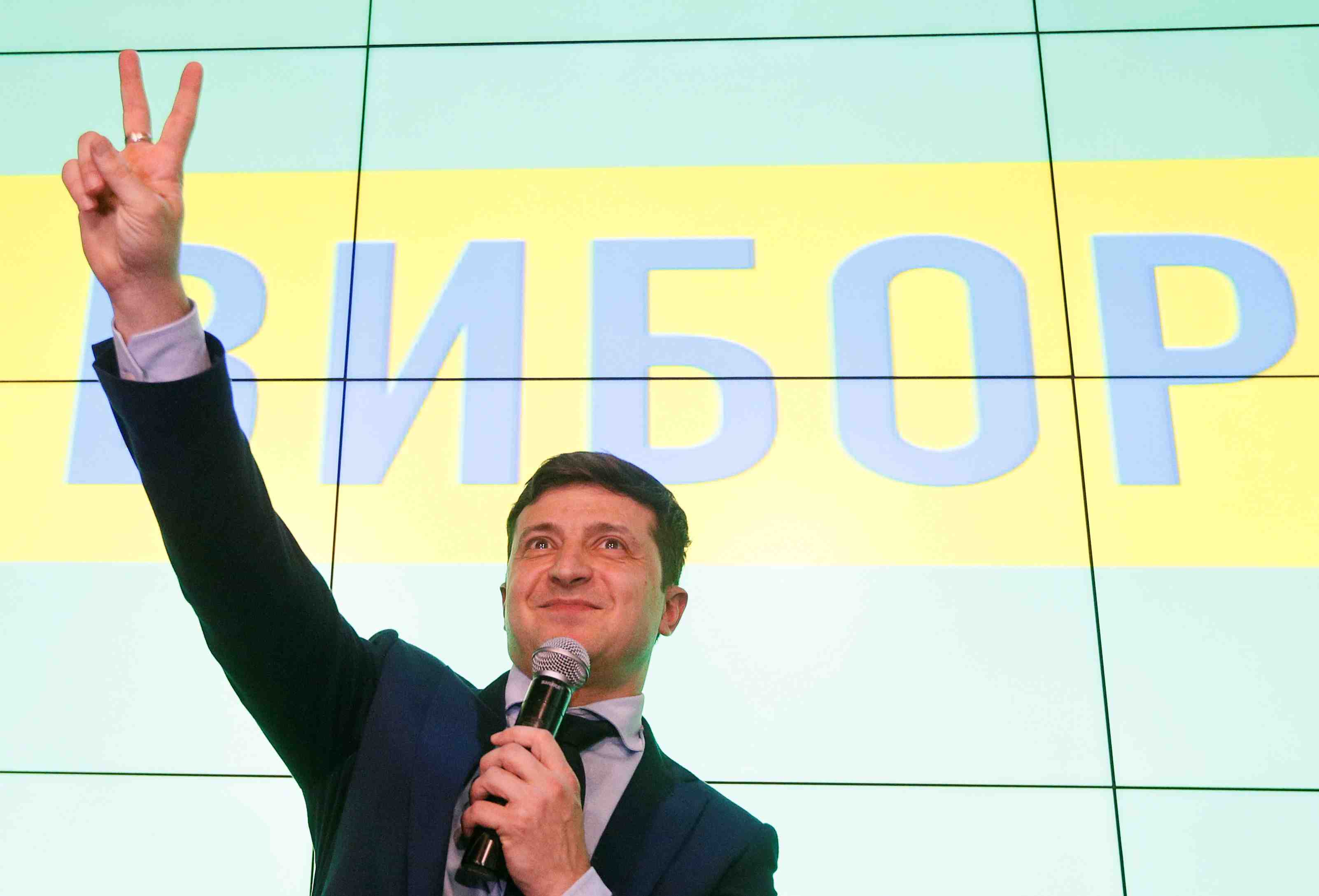 Presidentielle en ukraine: le comedien zelenski vire en tete