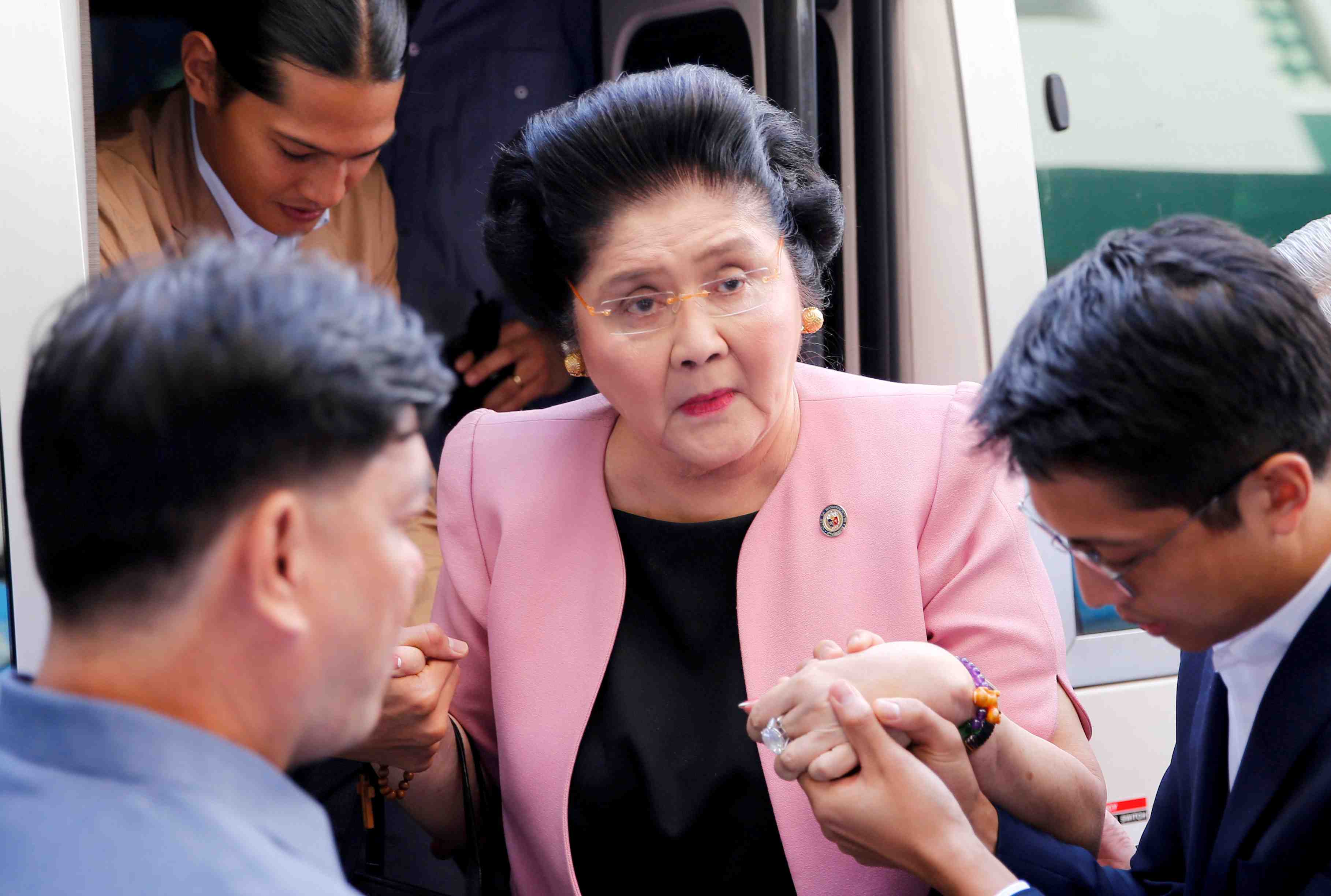 Philippines: imelda marcos fete ses 90 ans et envoie 260 invites a l'hopital