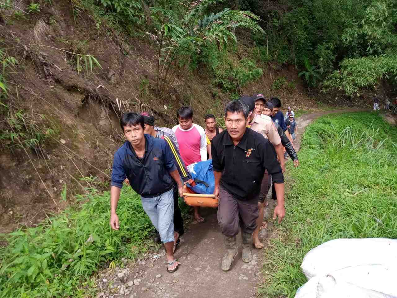 Un bus plonge dans un ravin en indonesie, au moins 26 morts