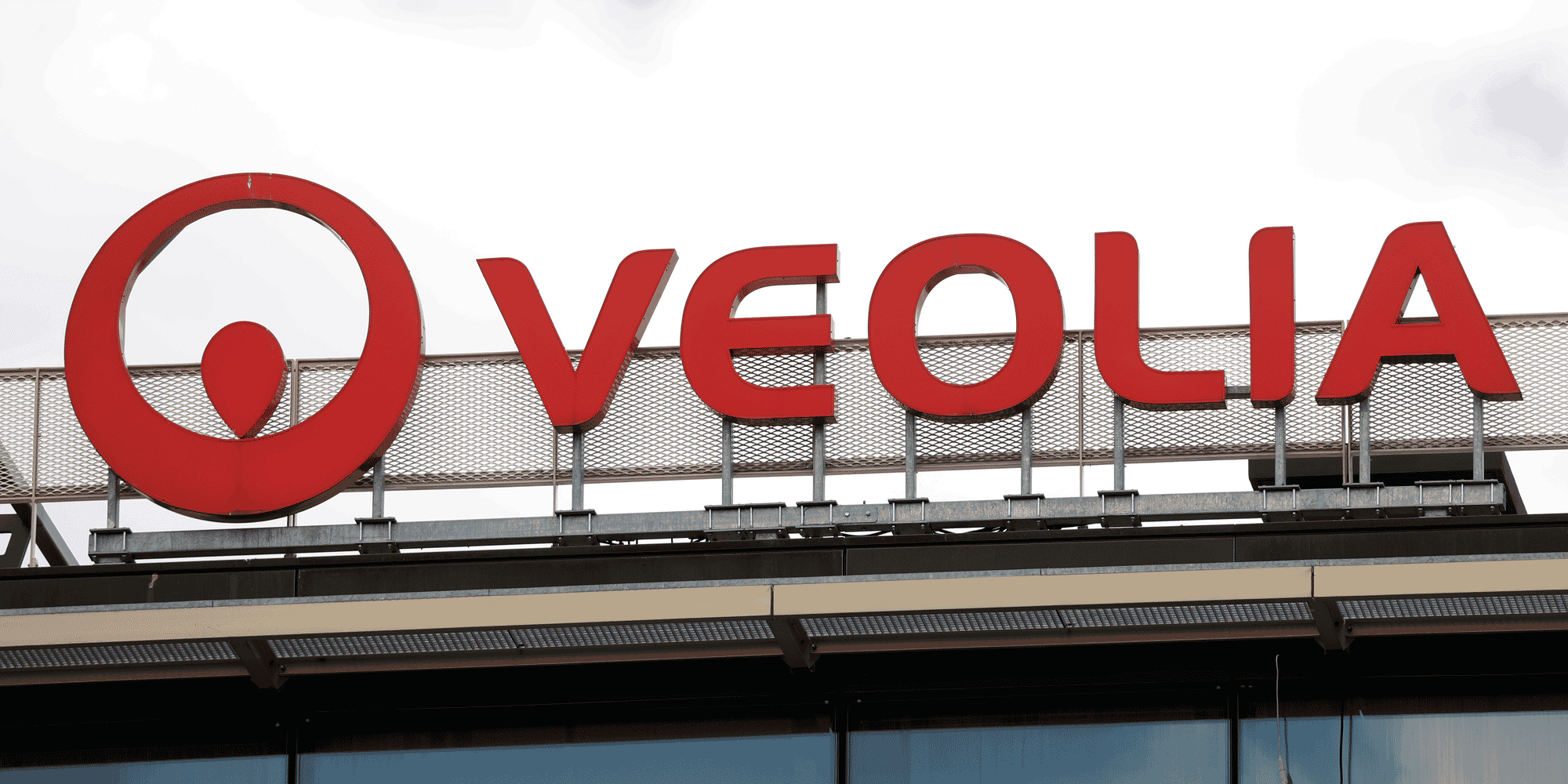 Le rapprochement avec Suez devrait s'effectuer via la filiale de Veolia, Société d'assainissement rationnel et de pompage (Sarp), également spécialisée dans la maintenance et l'assainissement industriel. Celle-ci compte environ 3.850 collaborateurs pour un chiffre d'affaires de 470 millions d'euros.