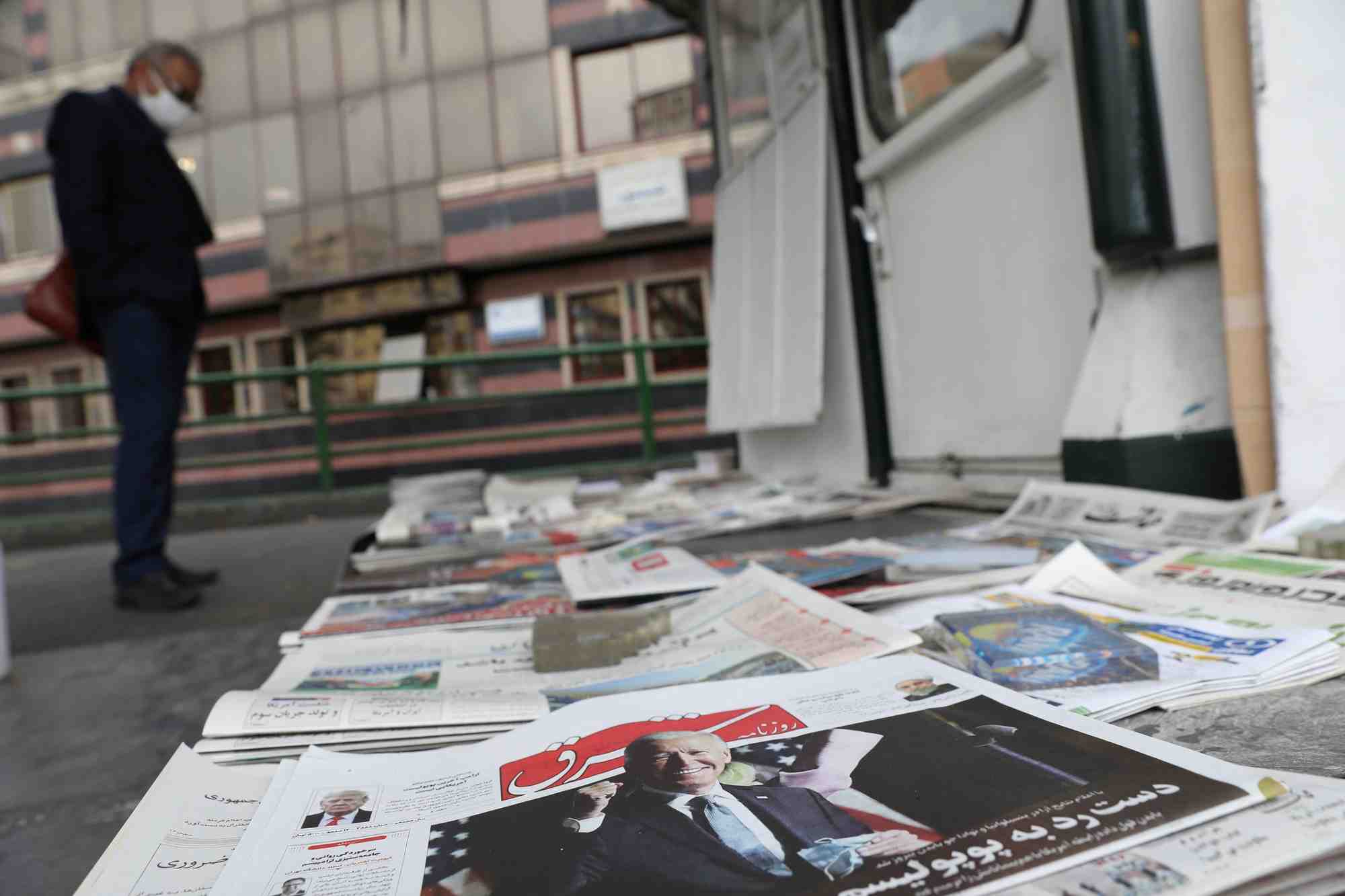 Un journal avec à sa Une le président élu Joe Biden est vu dans un kiosque à journaux à Téhéran, en Iran