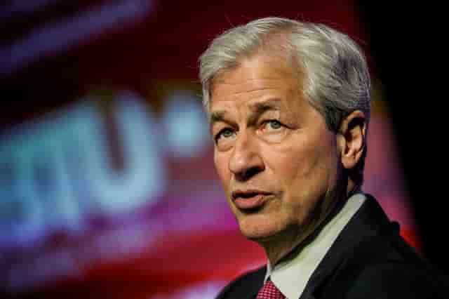 Jamie Dimon, patron de la banque cité dans le communiqué, explique cette contreperformance des NII par une « compression des marges sur les dépôts et (par) un solde des dépôts inférieur, en particulier dans la banque de détail ».