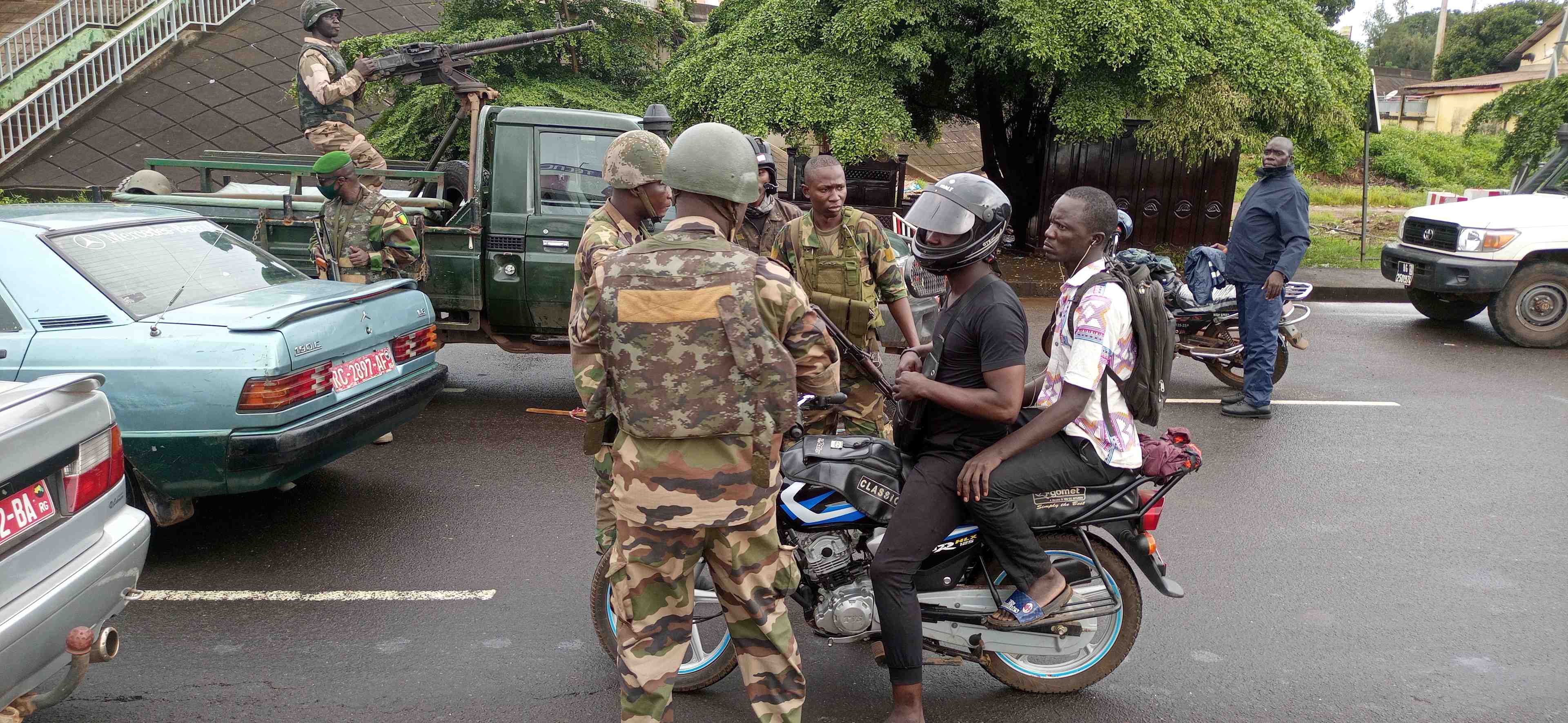 Incertitude en guinee, qui rouvre ses frontieres au lendemain du coup d'etat