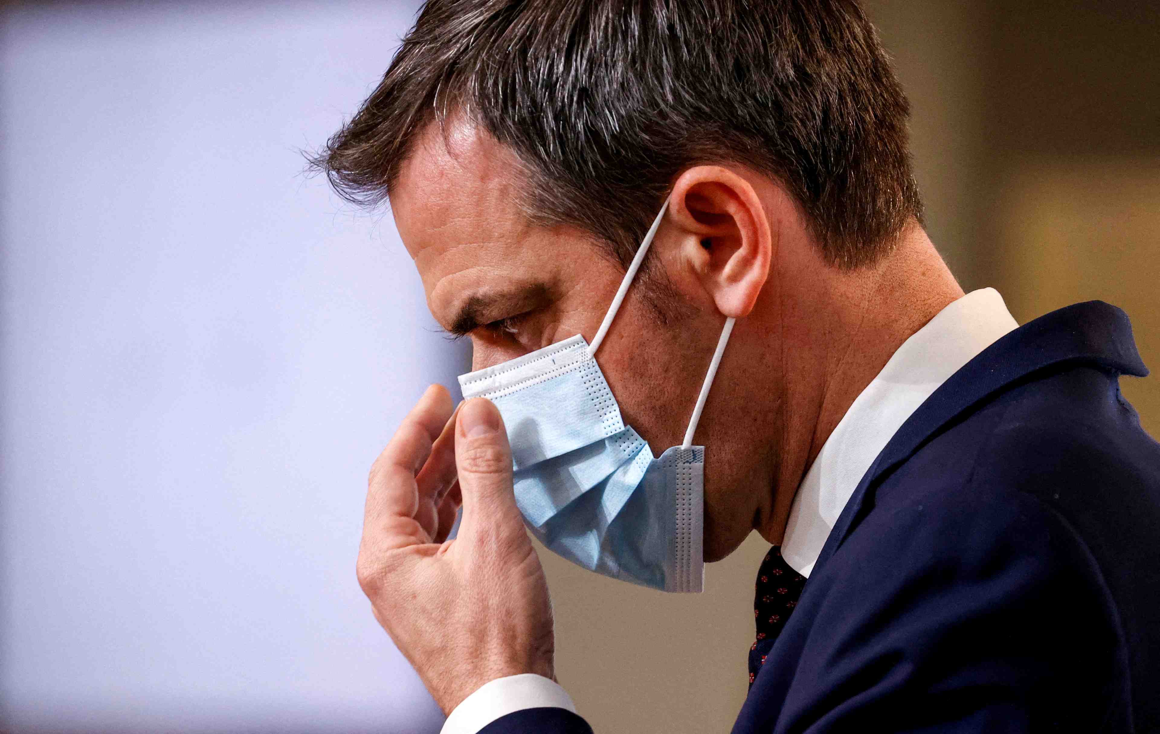 France: veran evoque pres de 300.000 contaminations sur 24 heures