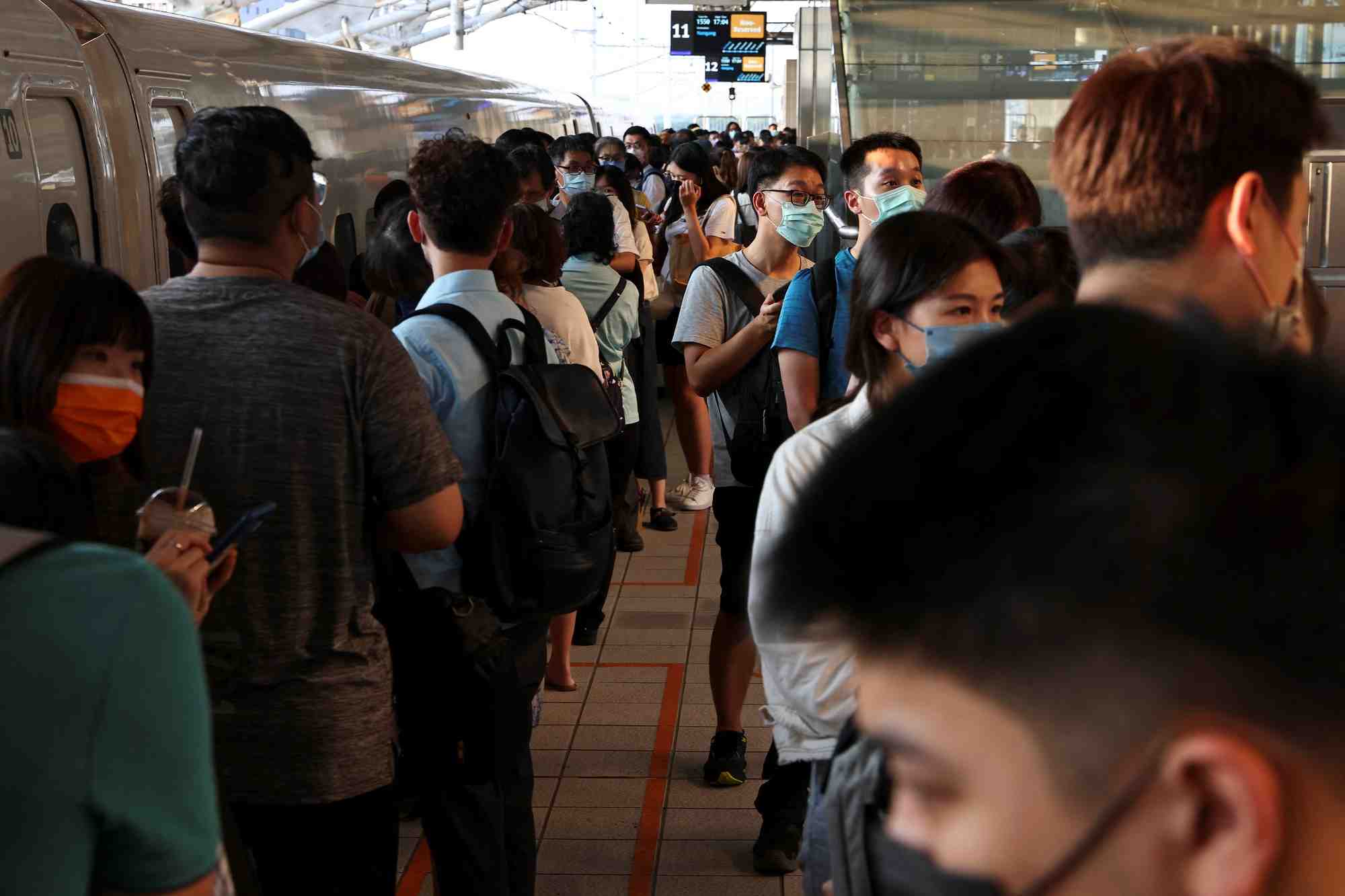 Des voyageurs attendent a la gare ferroviaire de taichung apres qu'un tremblement de terre dans le sud-est de taiwan ait retarde les services ferroviaires
