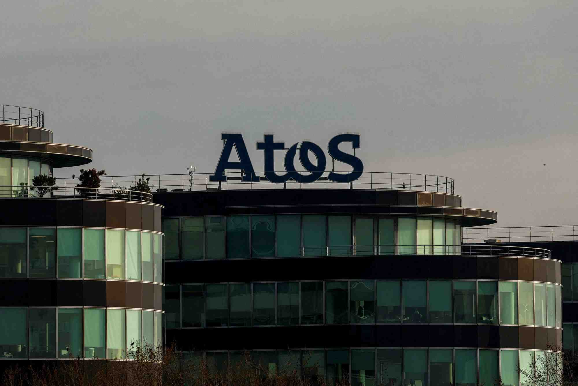 Le logo d'atos visible sur un batiment de l'entreprise a bezons, pres de paris
