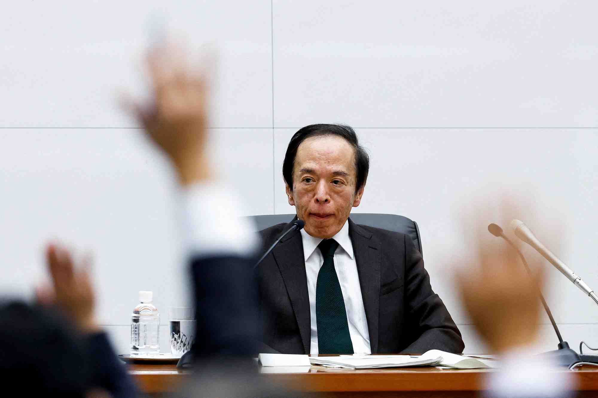 Le gouverneur de la banque du japon, kazuo ueda, lors d'une conference de presse a tokyo