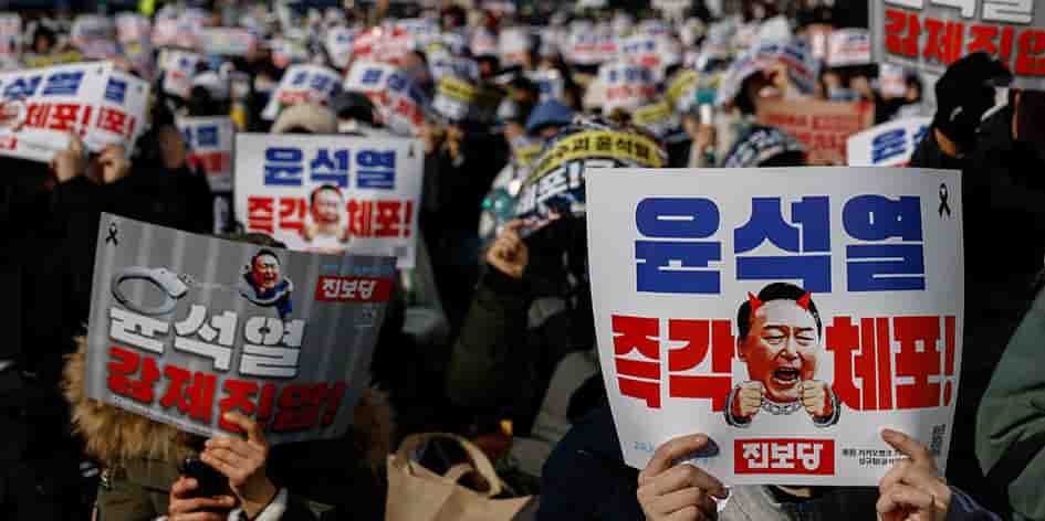 Des personnes participent à une manifestation contre la destitution du président sud-coréen Yoon Suk-yeol près de sa résidence officielle, à Séoul, en Corée du Sud, le 4 janvier 2025.