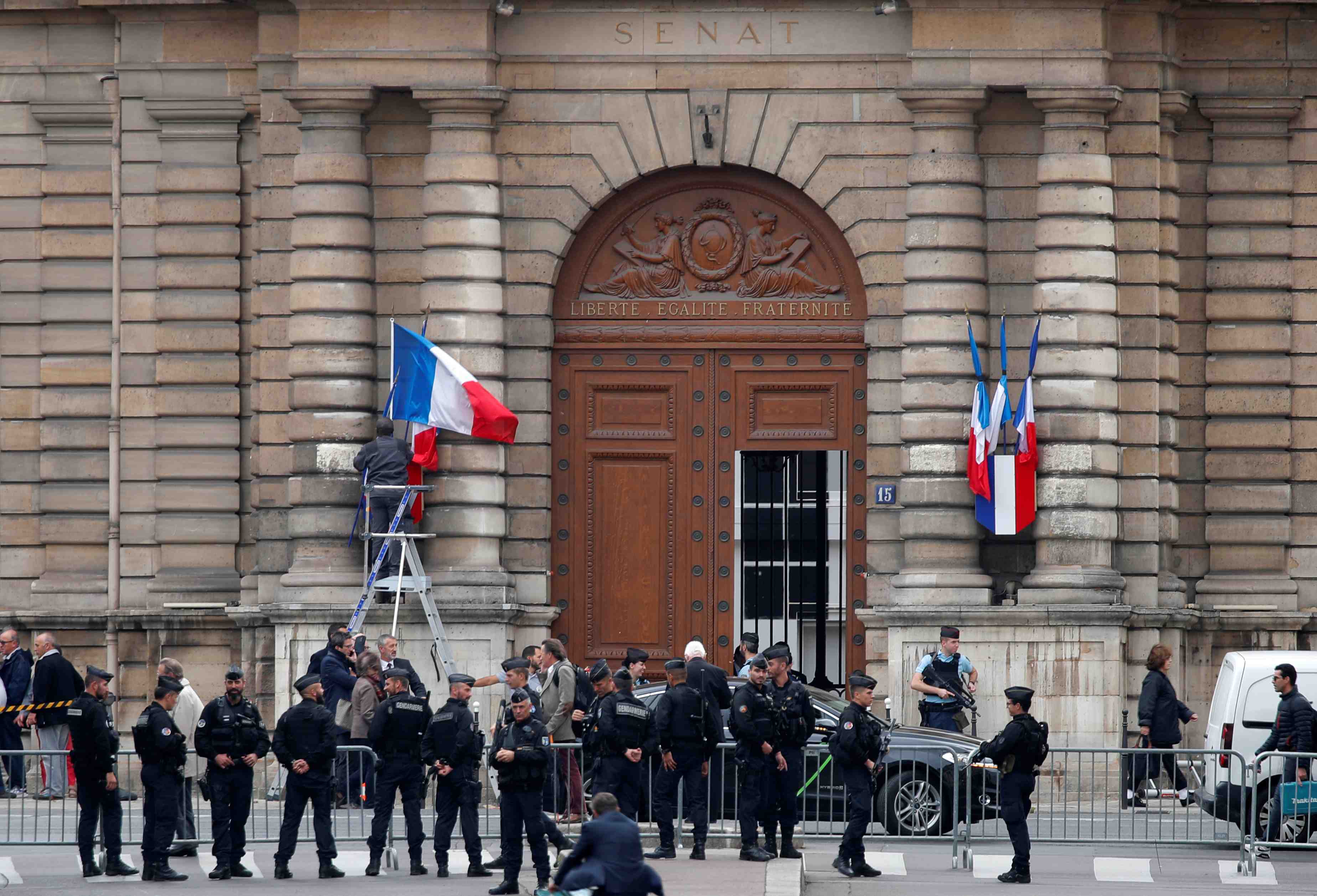 Le senat interdit le port du voile en sortie scolaire