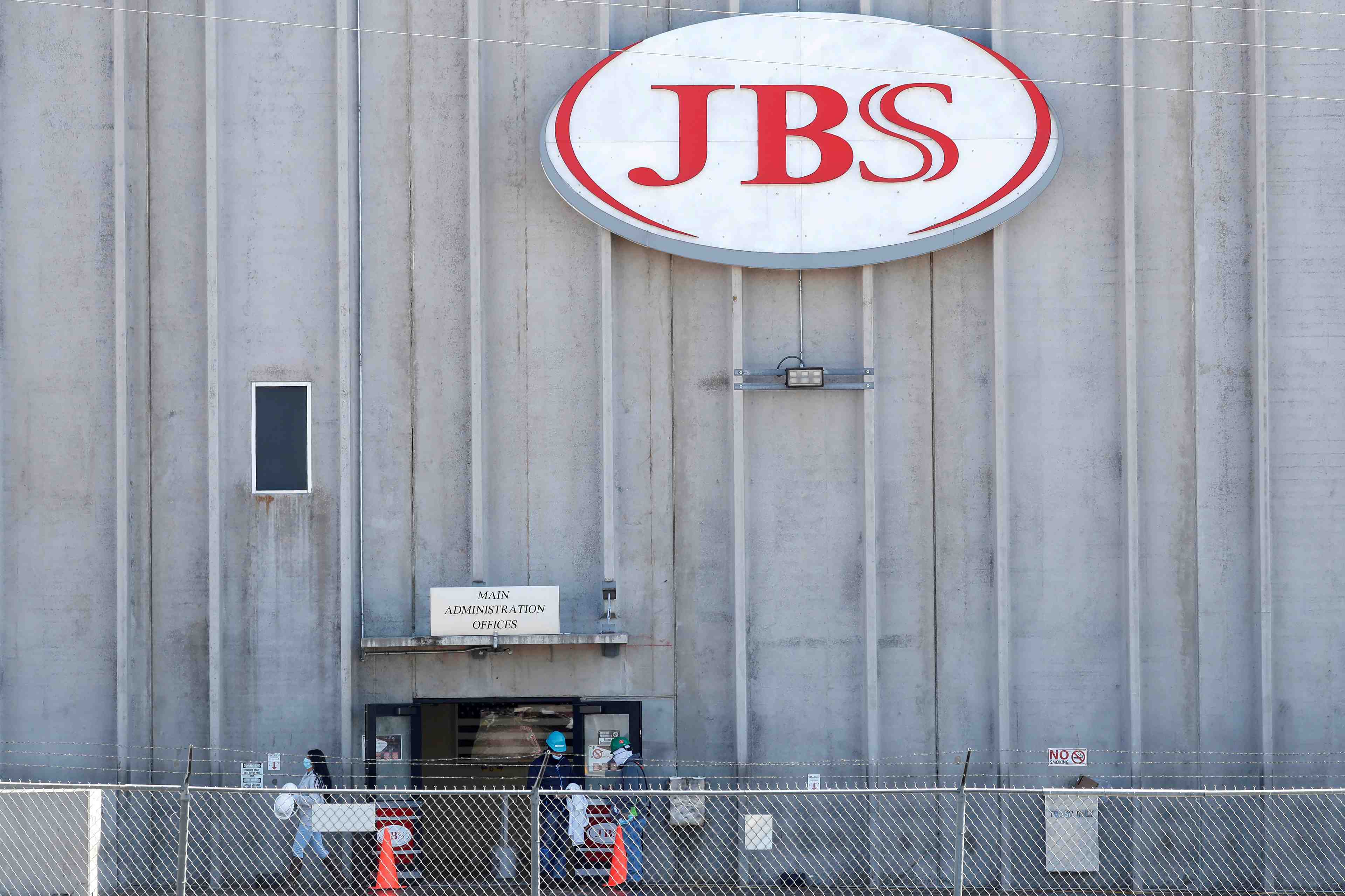 Le groupe revil lie a la russie derriere la cyberattaque de jbs, rapporte bloomberg