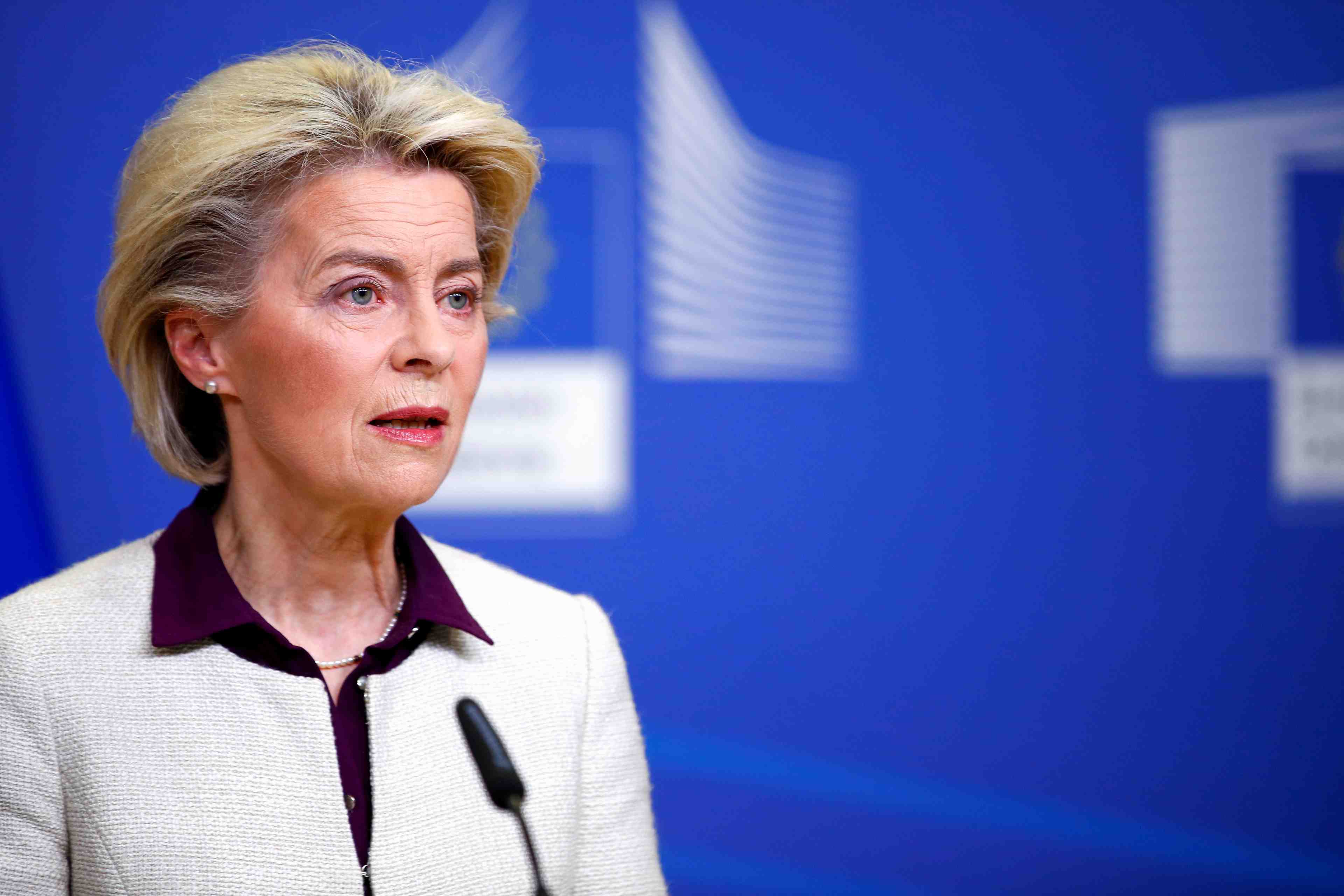 Coronavirus: les vols vers des pays touches par le nouveau variant doivent etre suspendus, dit von der leyen