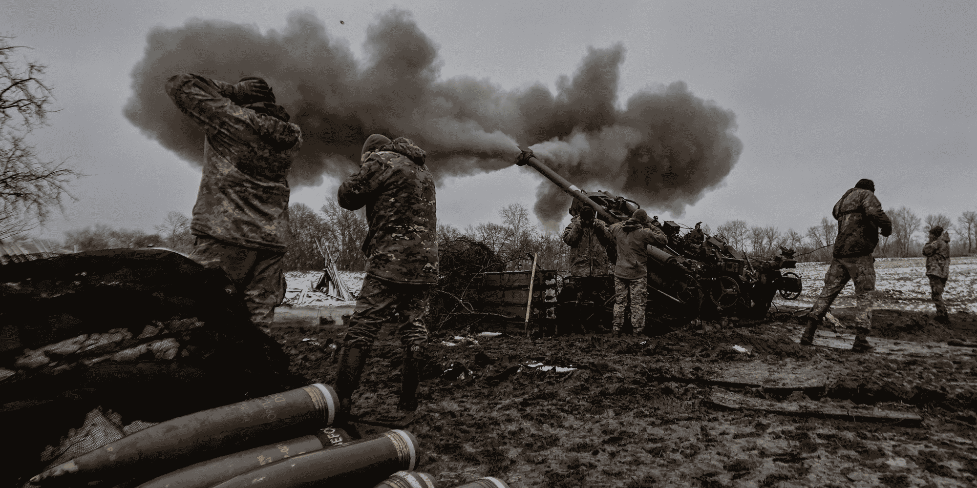 Des militaires ukrainiens sur une ligne de front dans la region de donetsk tirent un obus