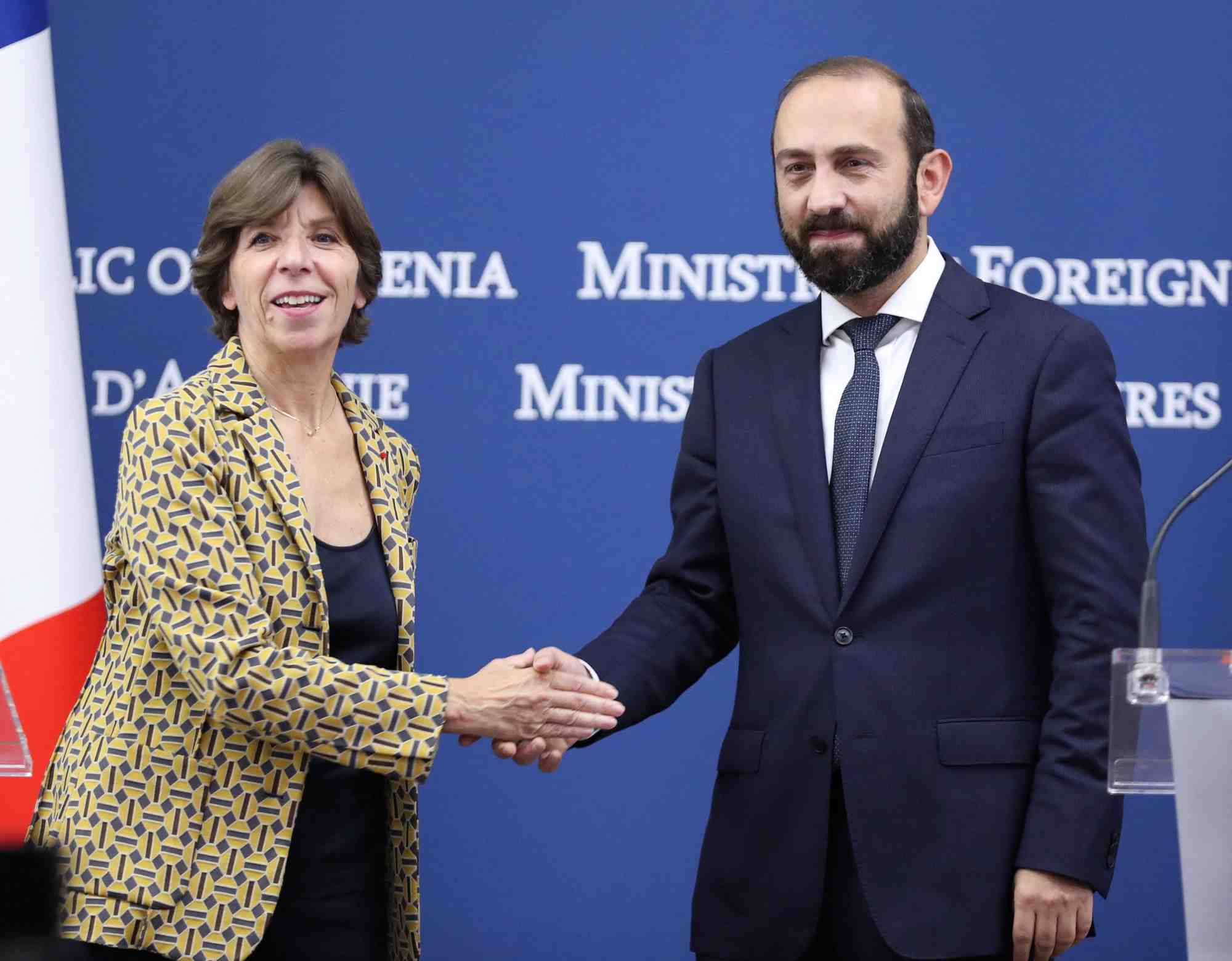La ministre francaise des affaires etrangeres, catherine colonna, serre la main de son homologue armenien ararat mirzoyan, lors d'une conference de presse a erevan