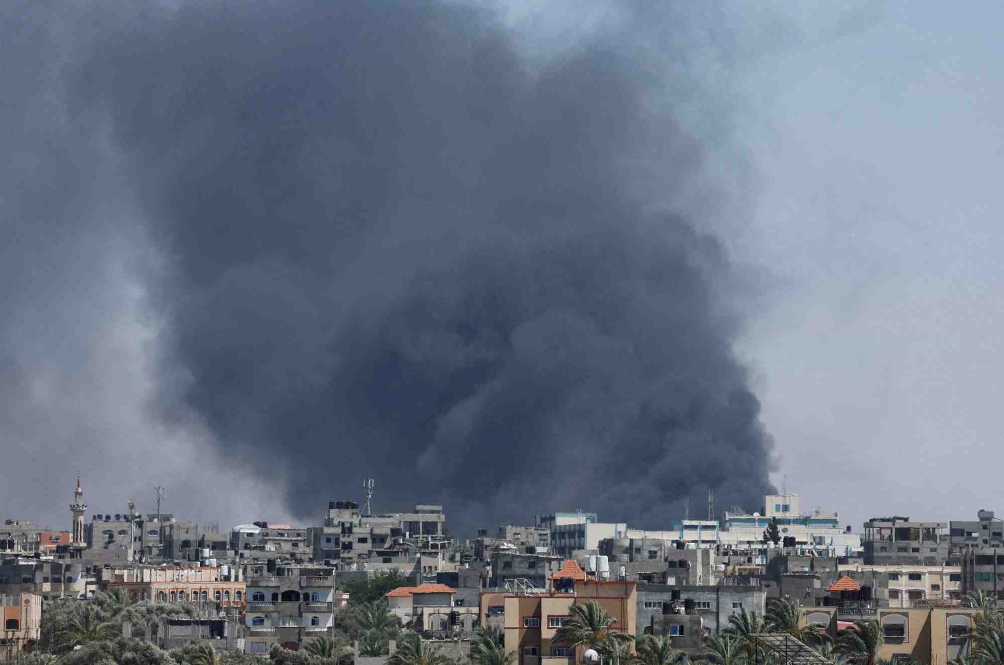 De la fumee s'eleve lors d'une frappe aerienne israelienne, a rafah