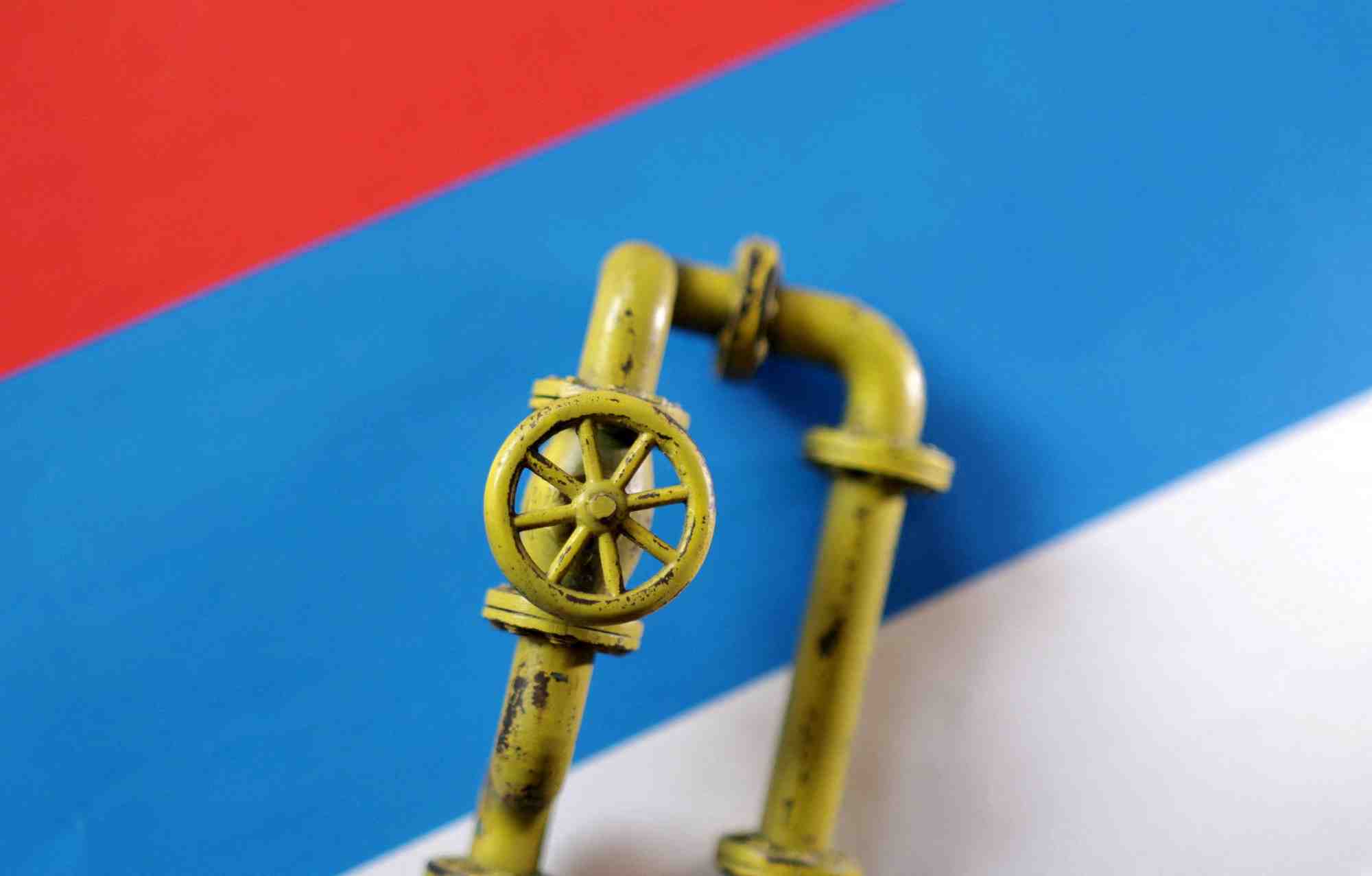 Un modele de pipeline de gaz naturel est place sur un drapeau russe dans cette illustration