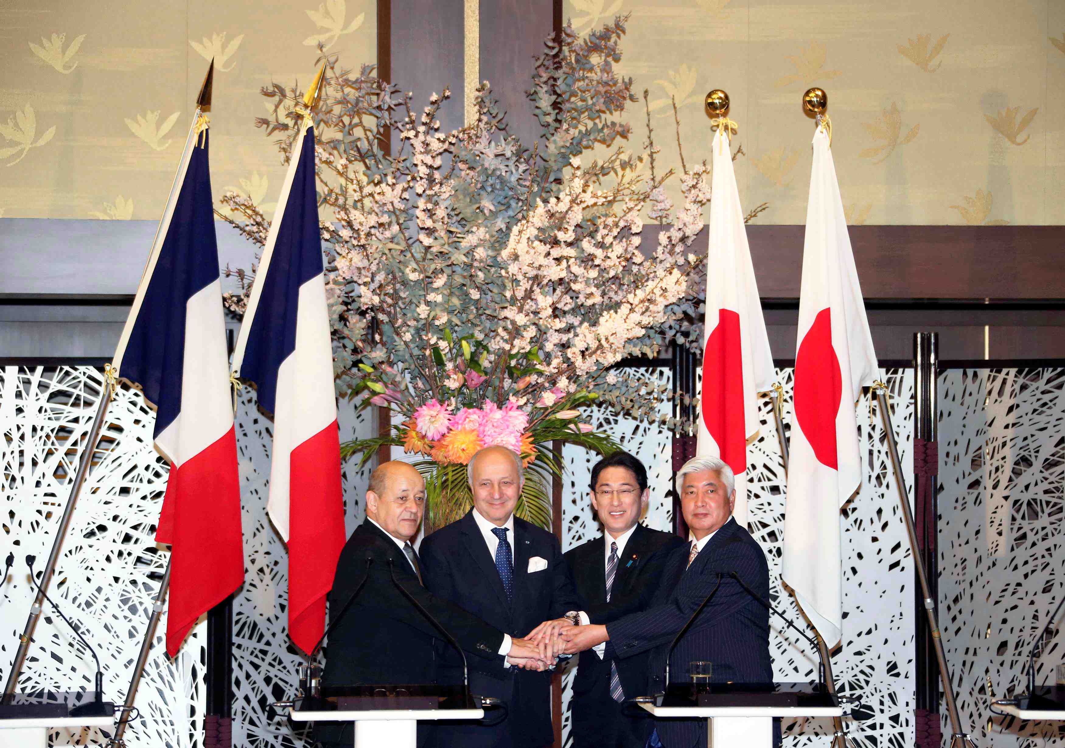 La france et le japon signent un accord de cooperation militaire