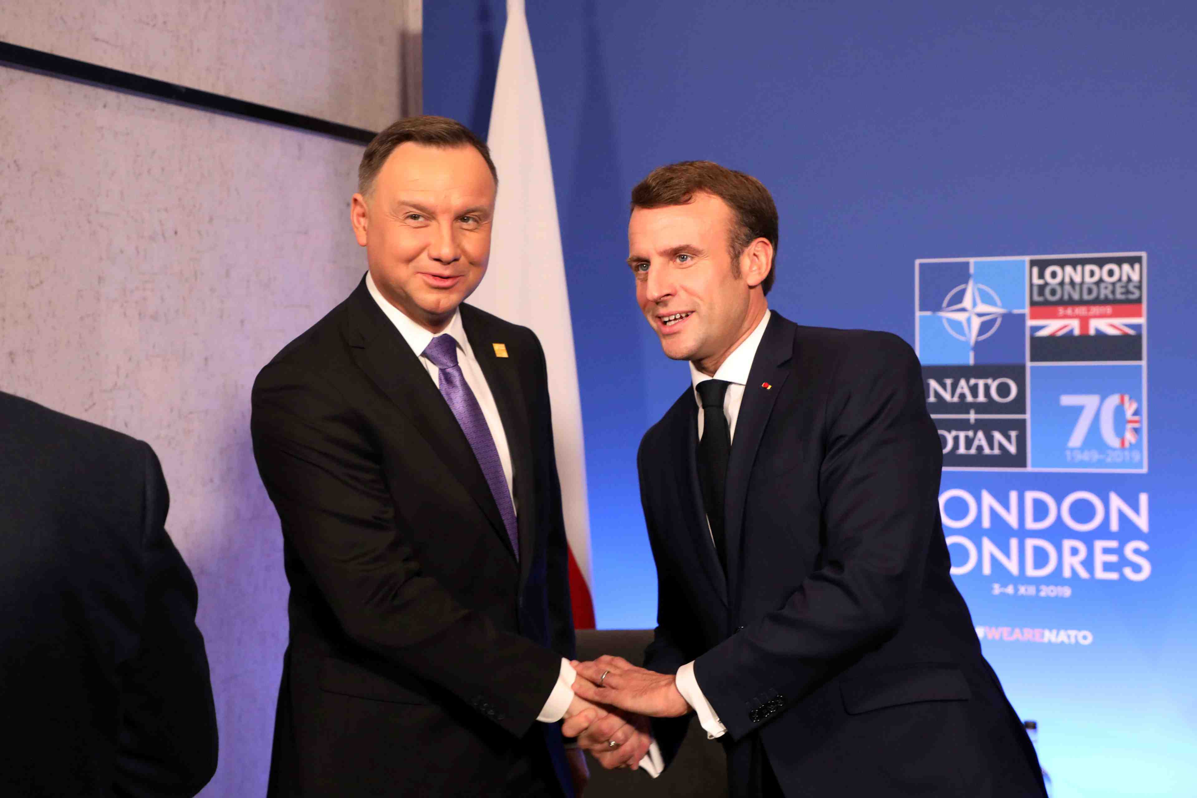 Macron espere nouer des relations plus apaisees avec la pologne