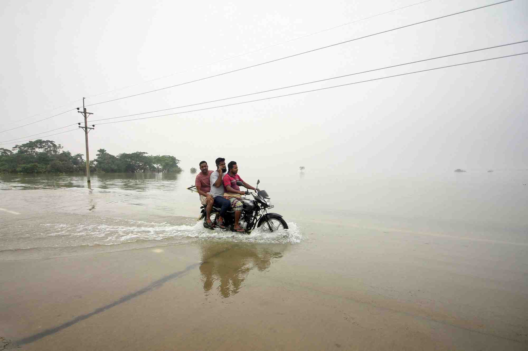 La mousson fait 42 morts et des millions de sans logis au bangladesh et en inde