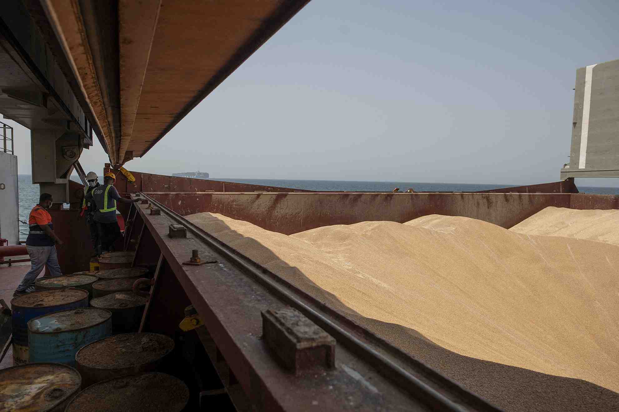 Un navire de l'onu apporte une aide alimentaire de l'ukraine a djibouti
