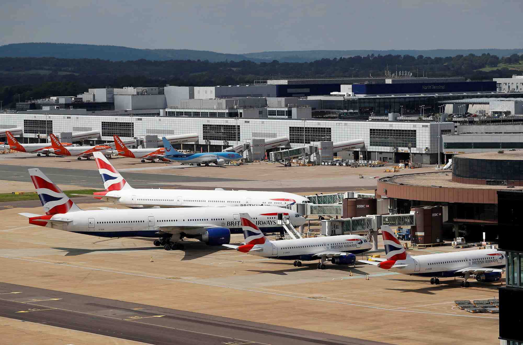 Photo d'archives des avions au terminal de l'aeroport de gatwick, en grande-bretagne