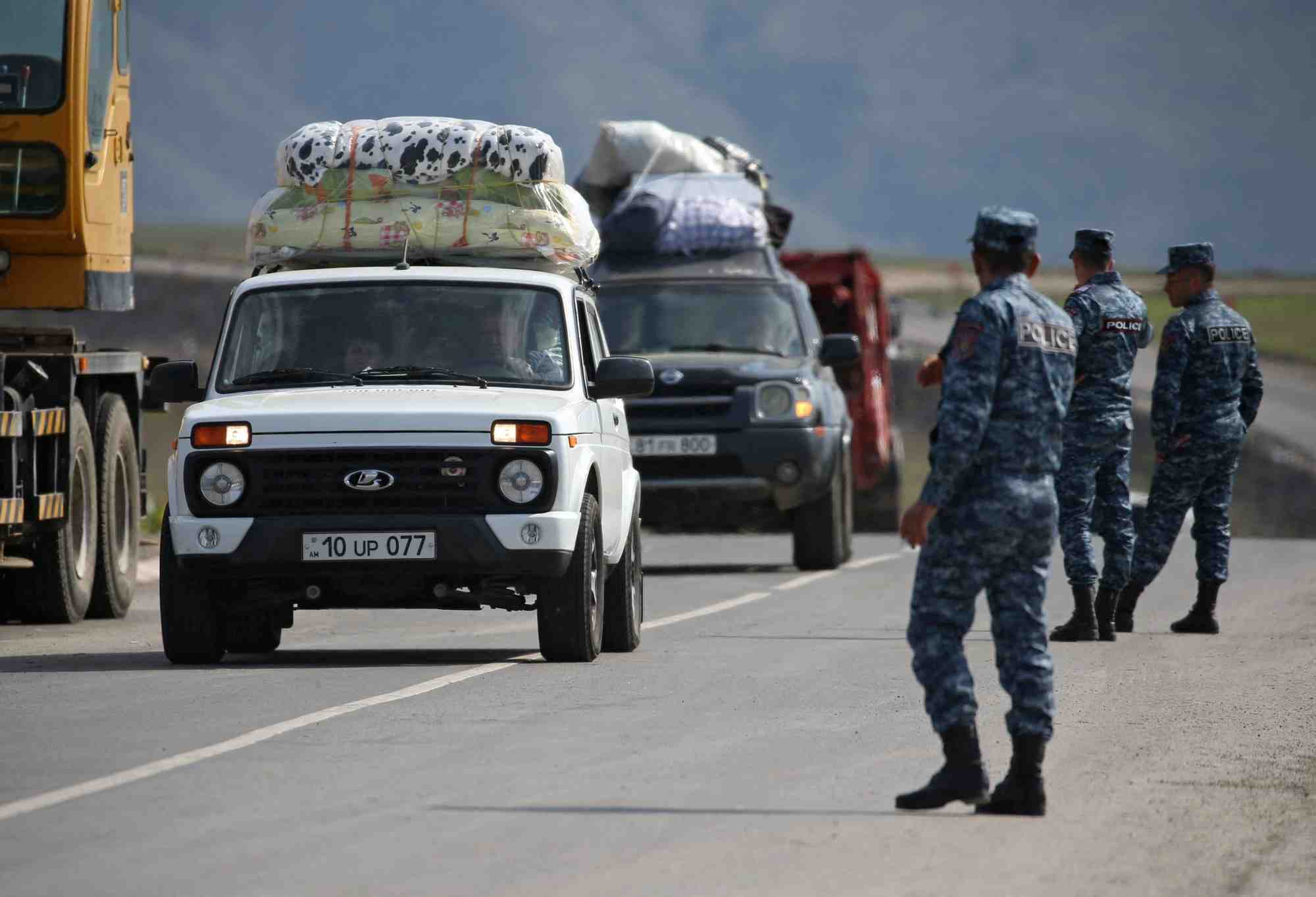 Des refugies de la region du haut-karabakh arrivent dans le village frontalier de kornidzor, en armenie