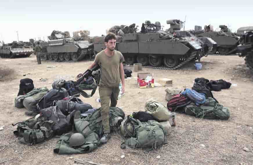 Un réserviste israélien dans un camp militaire près de Beer-Sheva, en Israël, le 9 octobre.