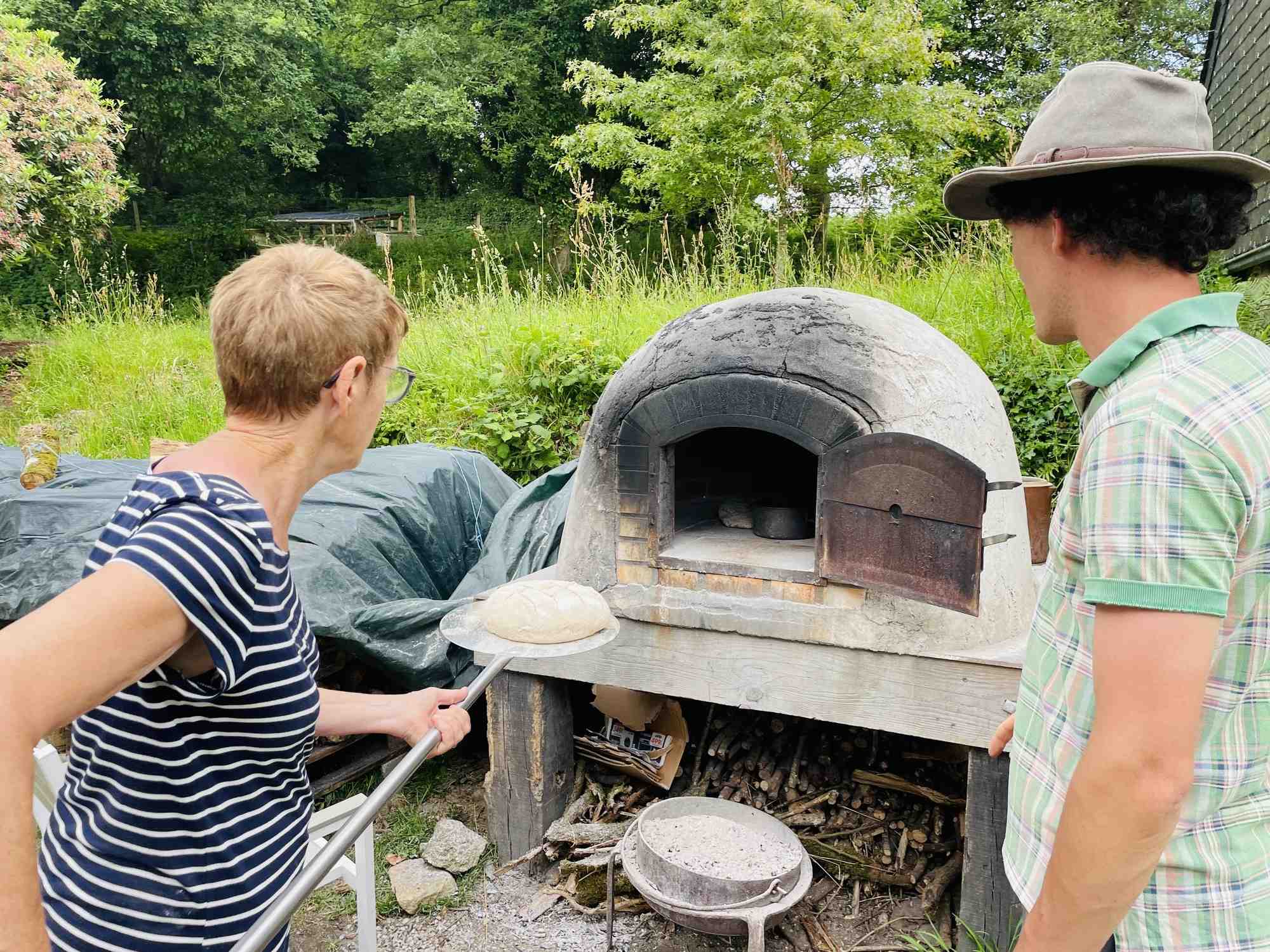 Jeune pousse fondée en 2022, Bienvenue les Artisans souhaite « casser les codes du voyage » en proposant des séjours immersifs chez un apiculteur, un paysan boulanger, une couturière, un éco-constructeur, un agriculteur ou encore une potière.