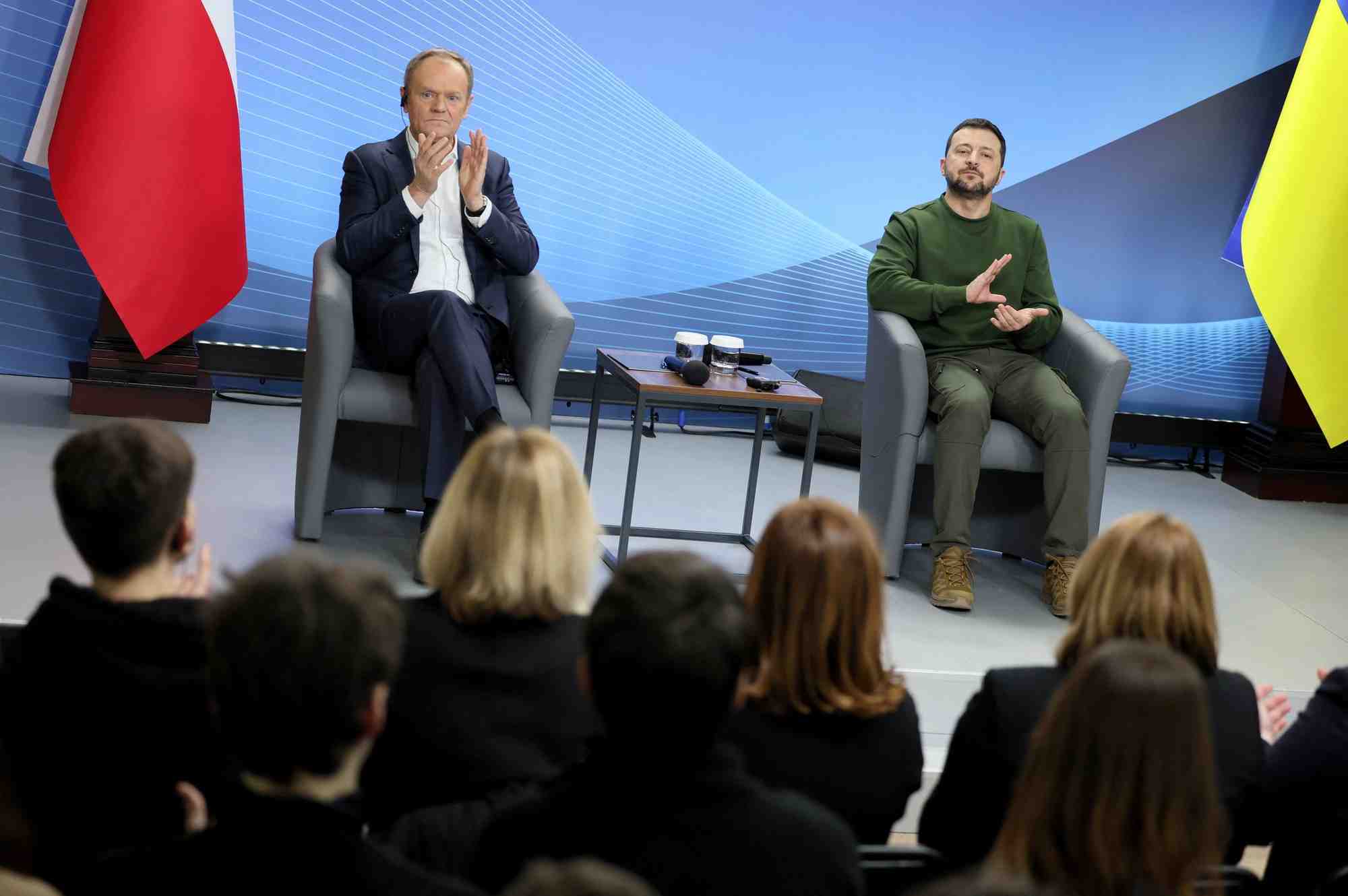 Le premier ministre polonais donald tusk et le president ukrainien volodymyr zelenskiy