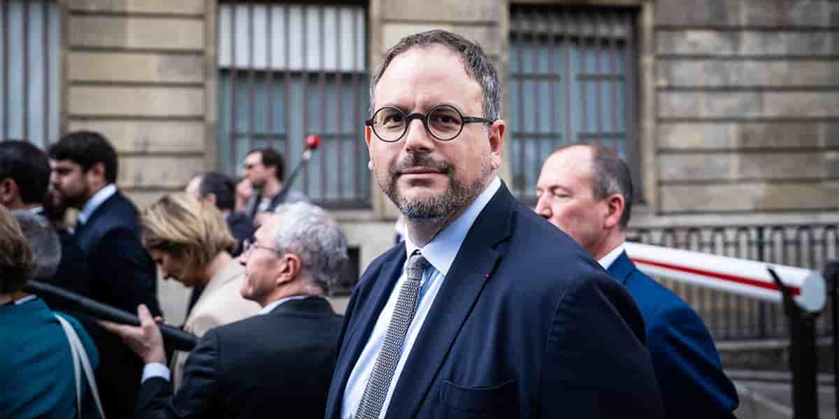 Le député socialiste Aurelien Rousseau s'est battu pour que l'oeuvre de l'artiste Pierre Soulages soit conservée dans l'hôtel du Premier Ministre.