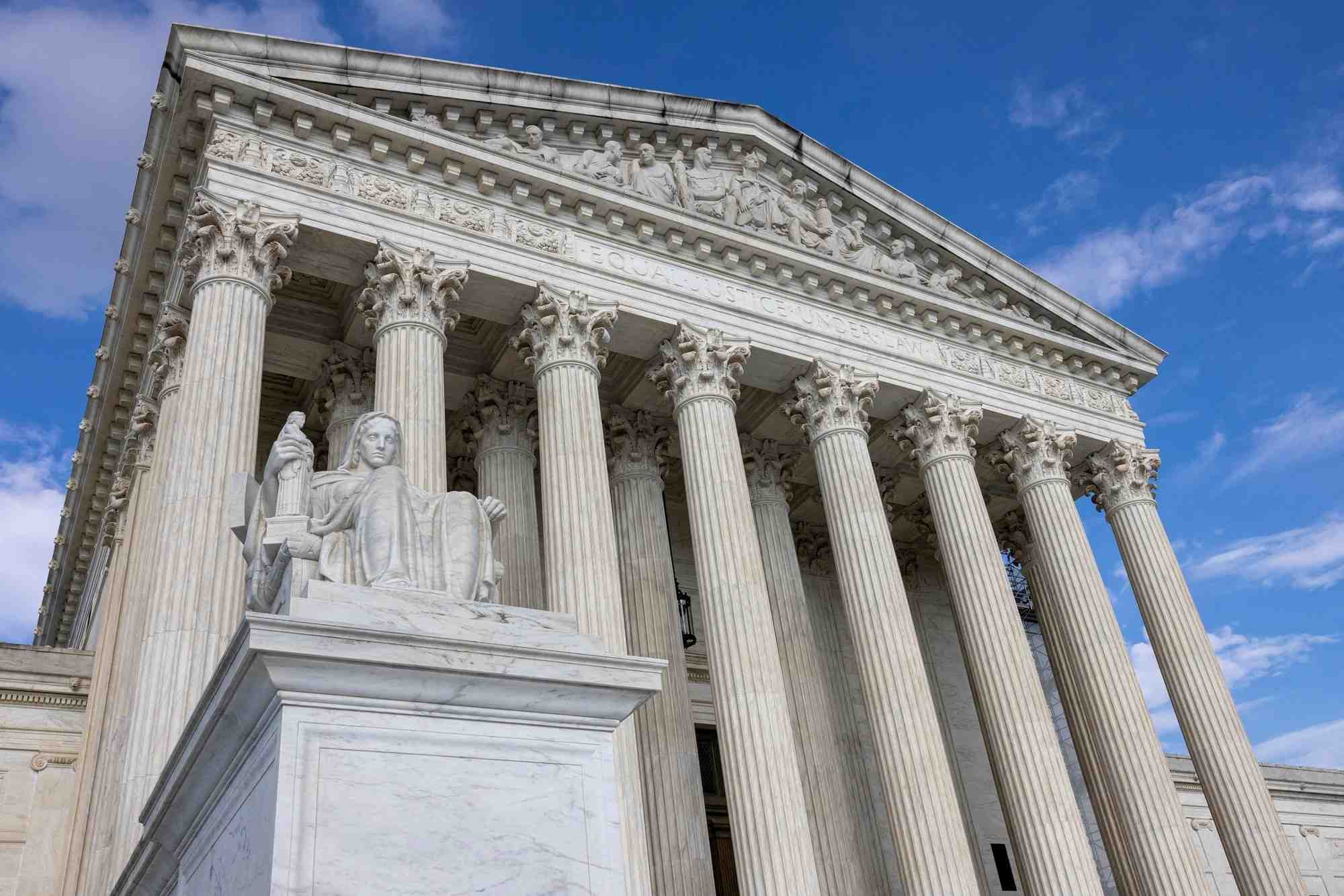 À la Cour suprême, six membres sur neuf sont du côté républicain et trois ont été nommés par Trump.