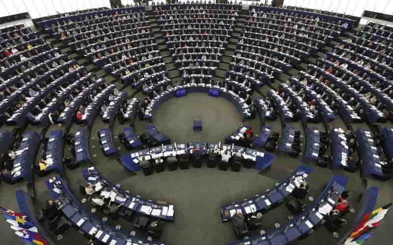 Le centre droit accroît son avance avant les européennes