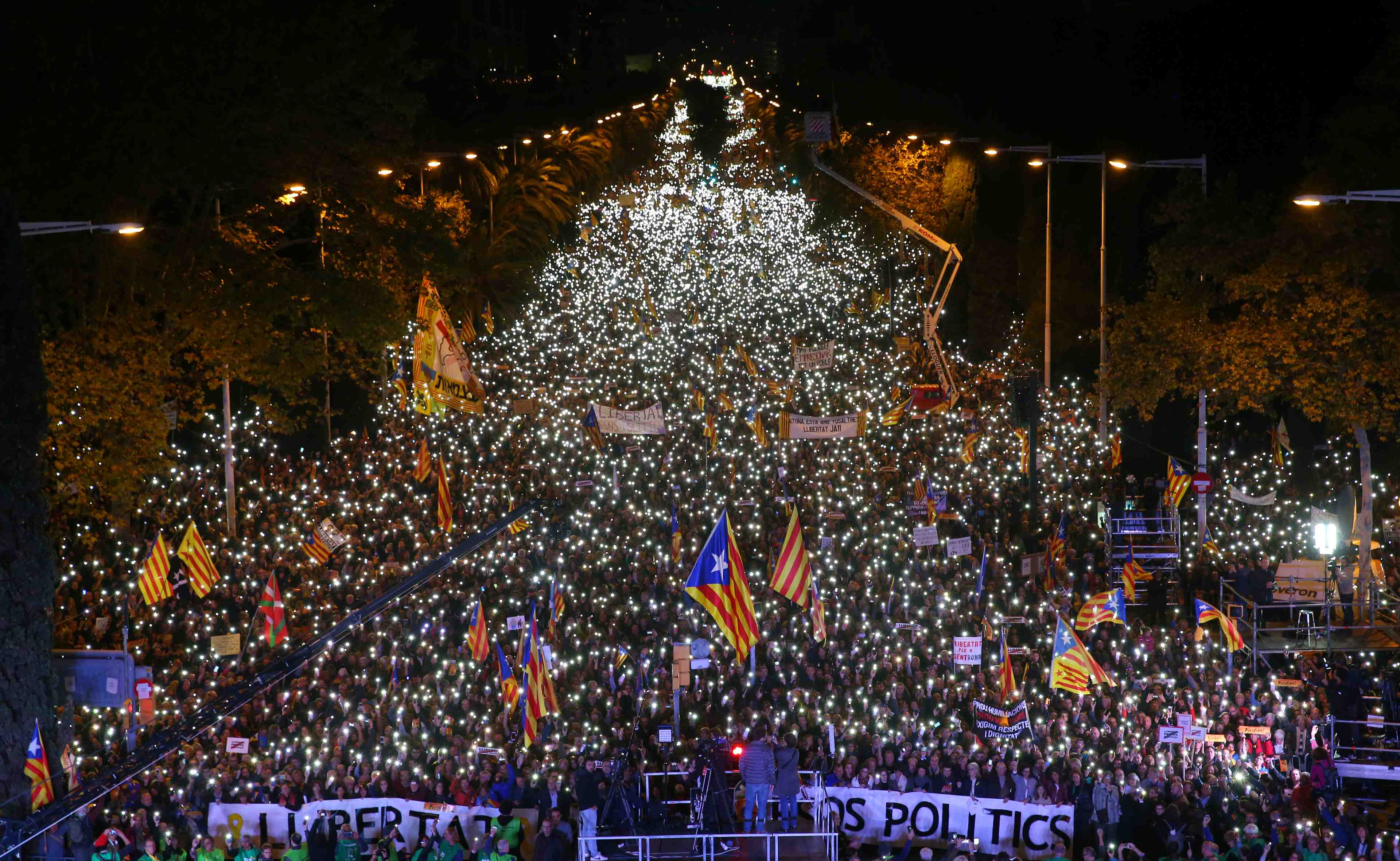 Grande manifestation independantiste dans les rues de barcelone