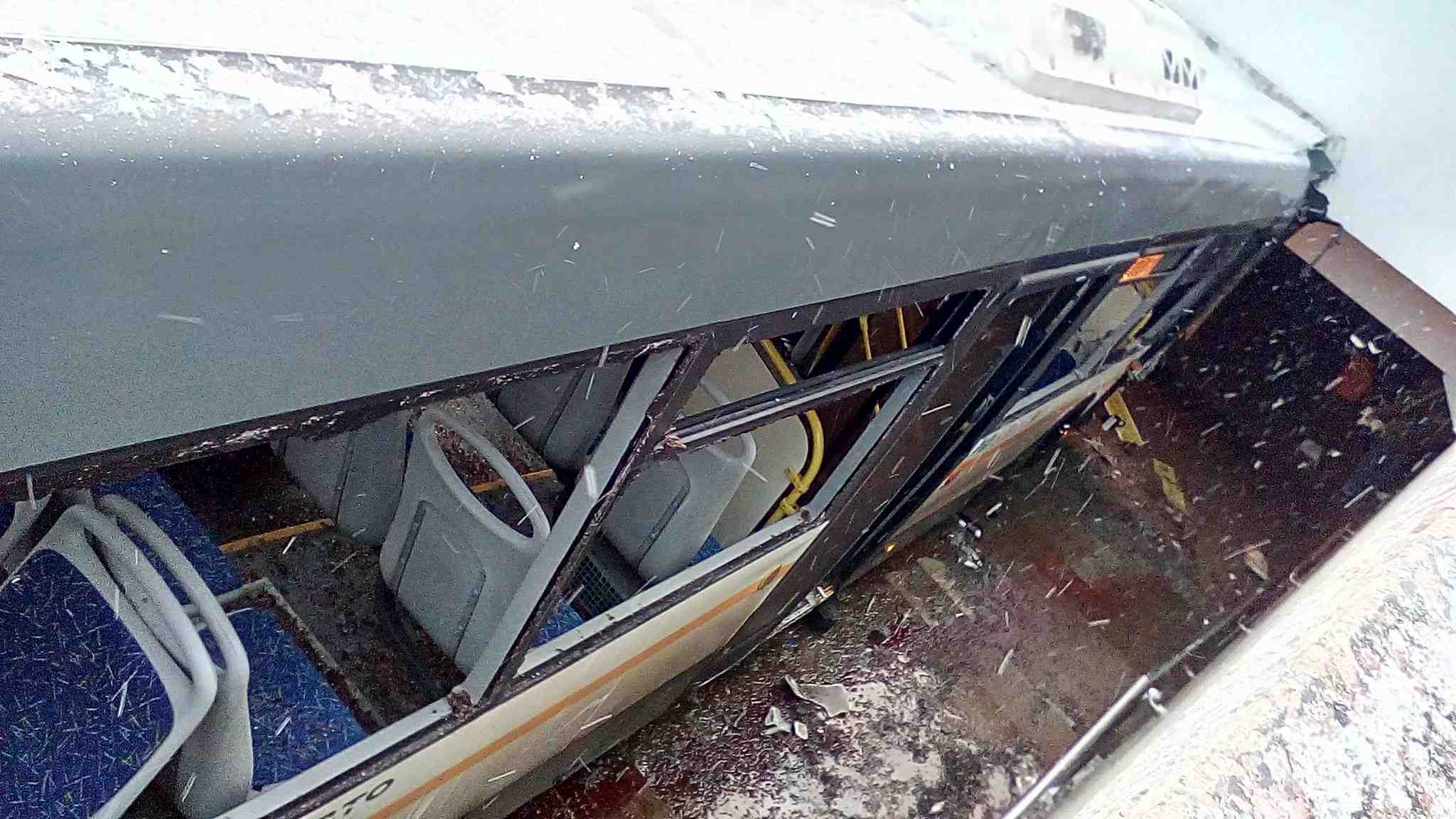 Un bus fonce dans un passage souterrain pietonnier a moscou