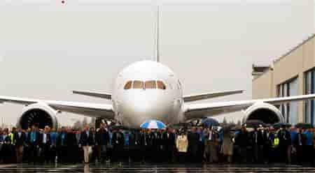 BOEING LIVRE SON PREMIER DREAMLINER