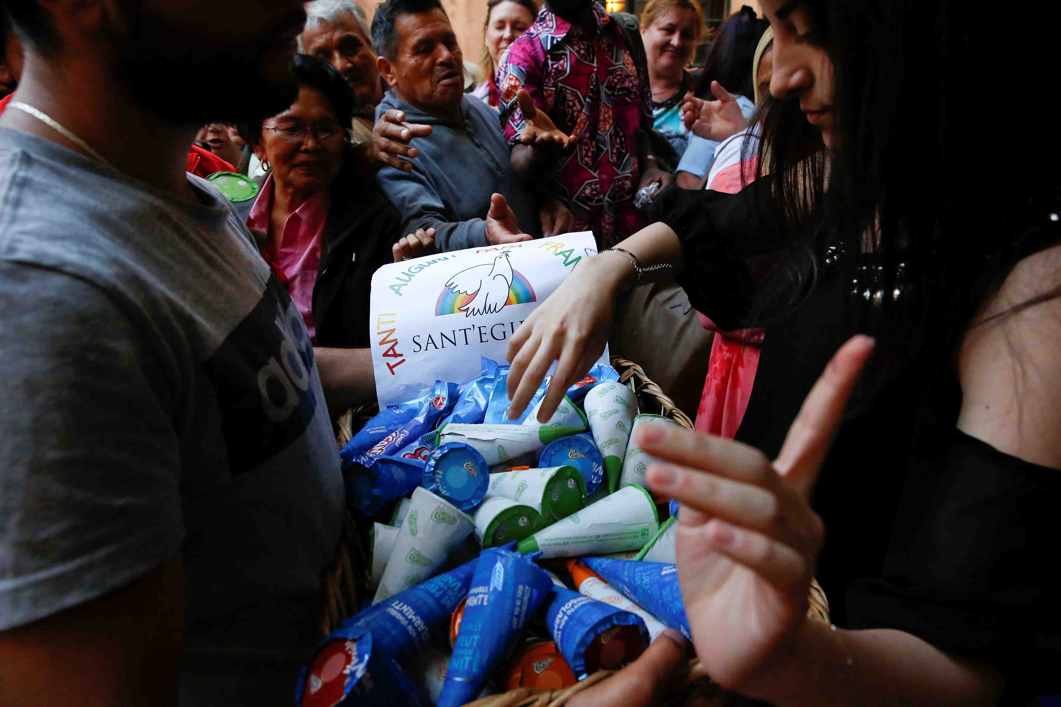 Pour sa fete, le pape fait distribuer 3.000 glaces aux sans-abri