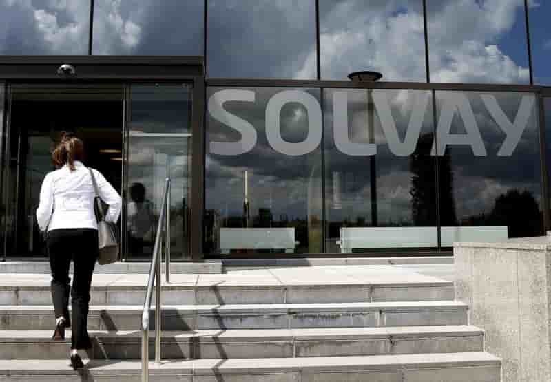 Solvay: changes et charges fixes ont greve le resultat du 1er trimestre