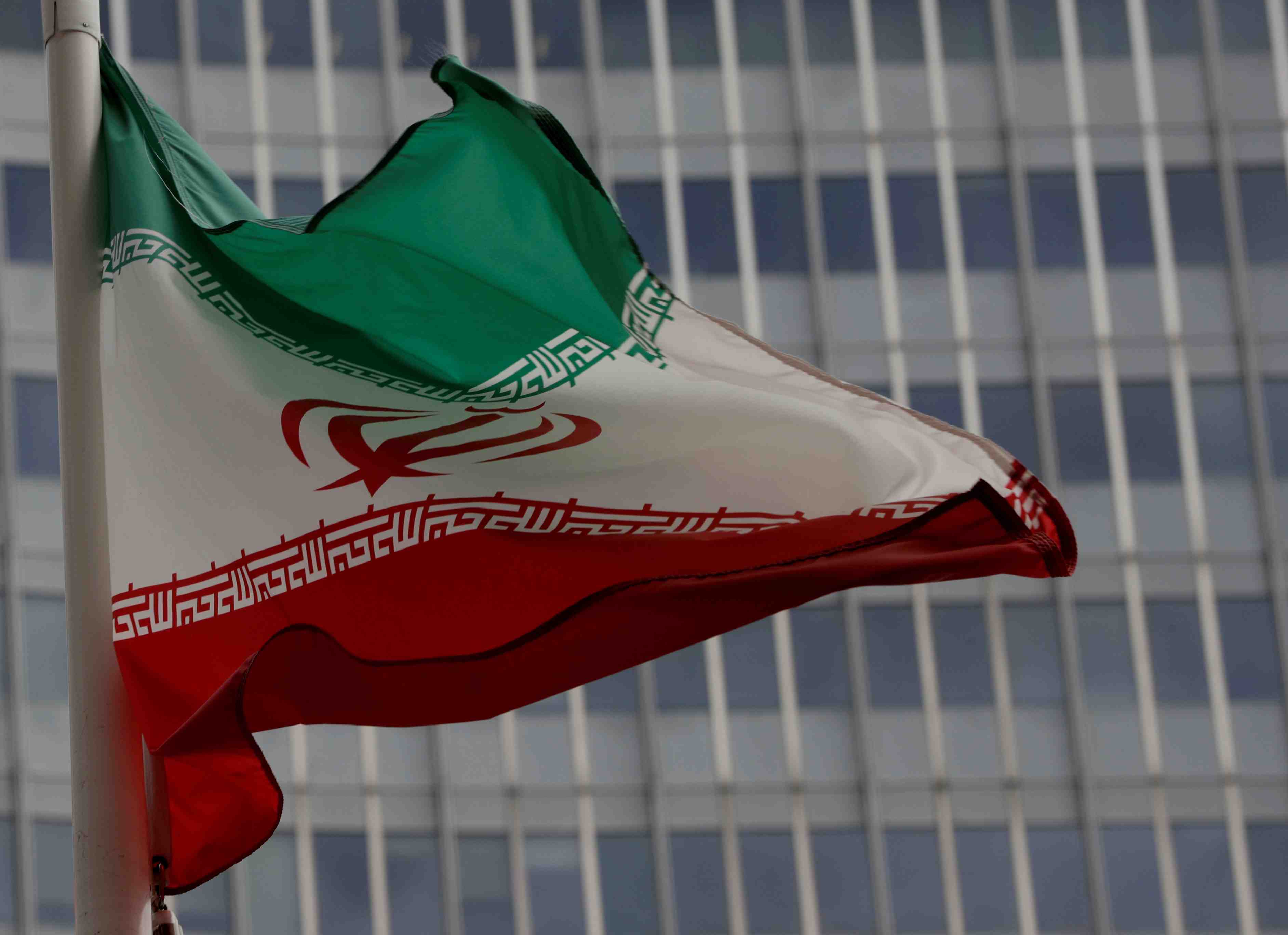 Nucleaire: le stock iranien d'eau lourde depasse la quantite autorisee