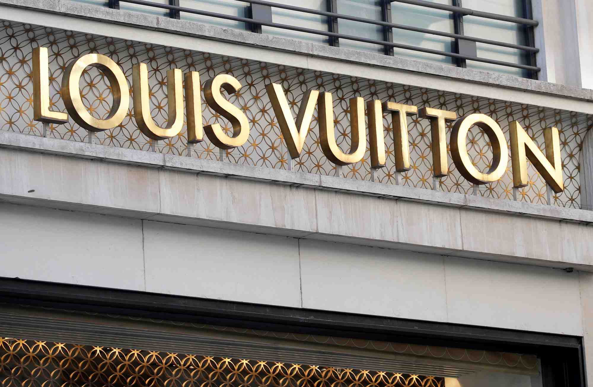 Photo d'archives du logo de louis vuitton, marque appartenant a lvmh, sur le mur d'un magasin a paris